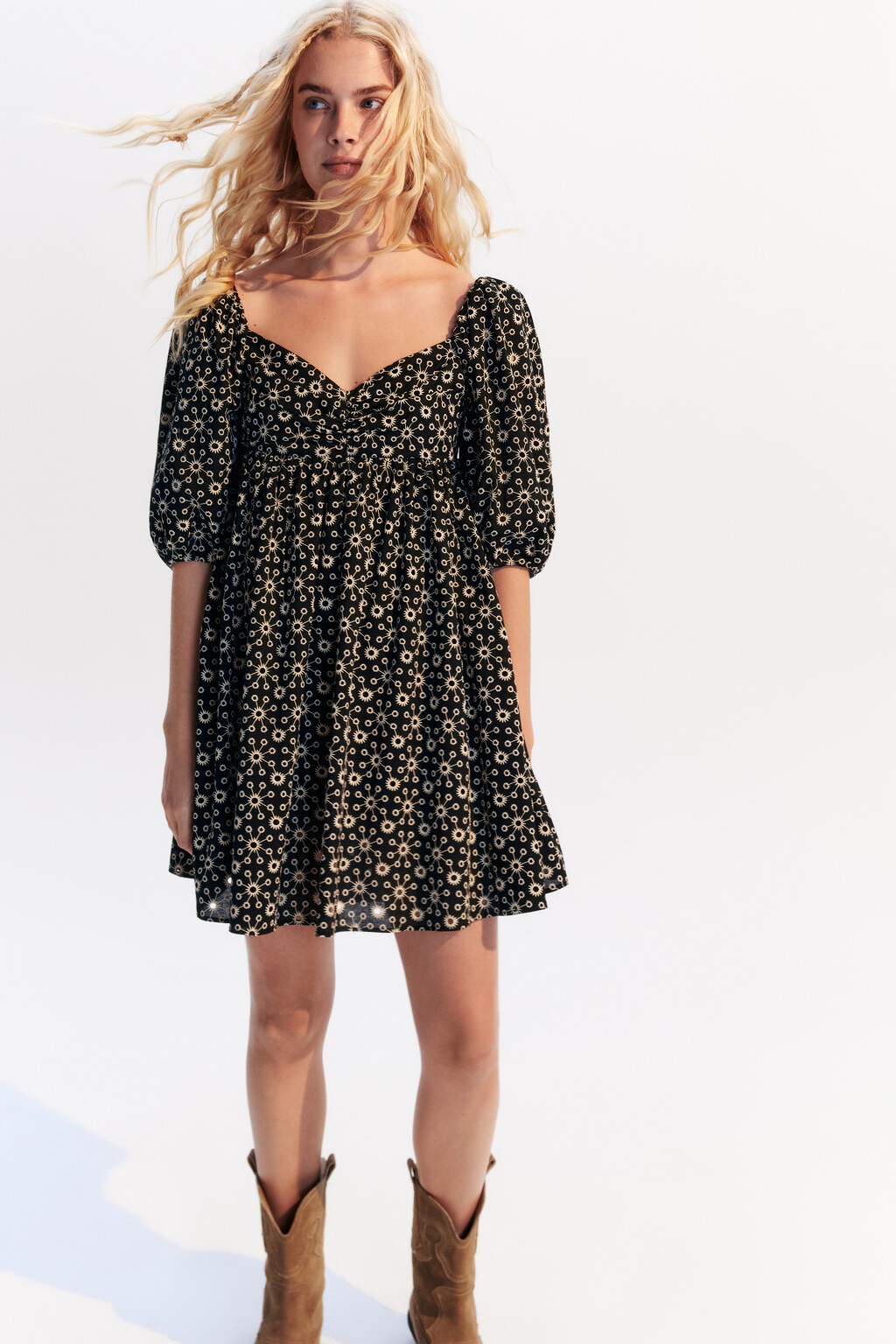 Платье baby-doll ажурное с вышивкой - цвет черный - 1