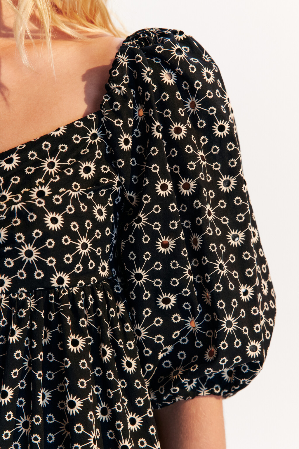 Платье baby-doll ажурное с вышивкой - цвет черный - 5