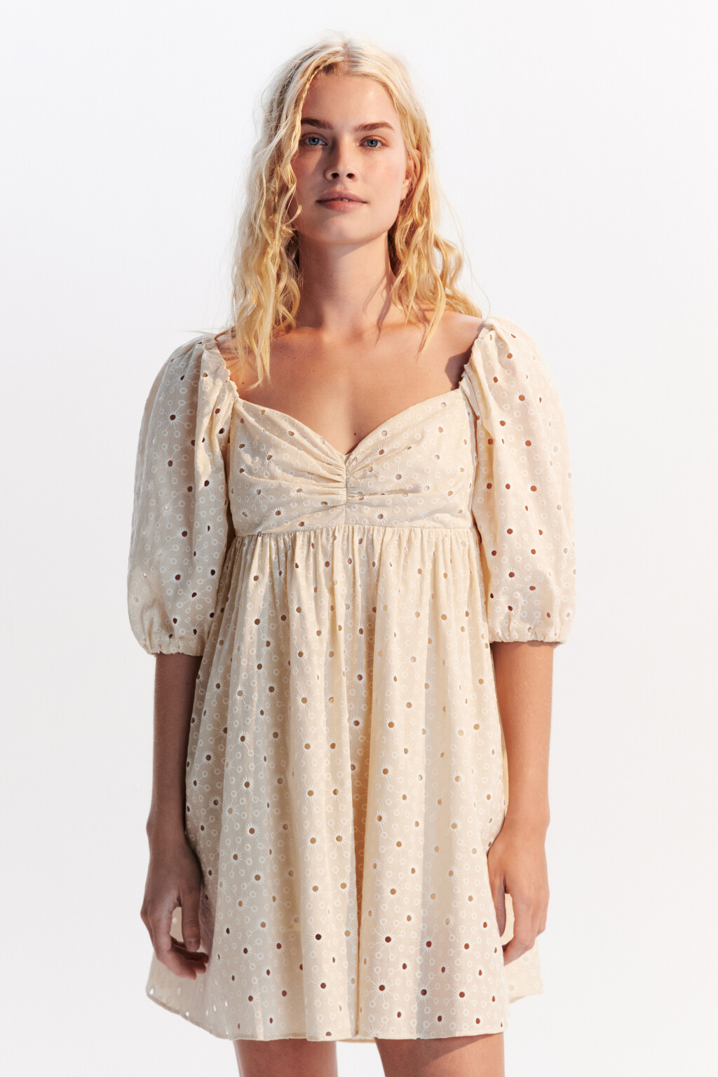 Платье baby-doll ажурное с вышивкой - цвет бежевый - 2