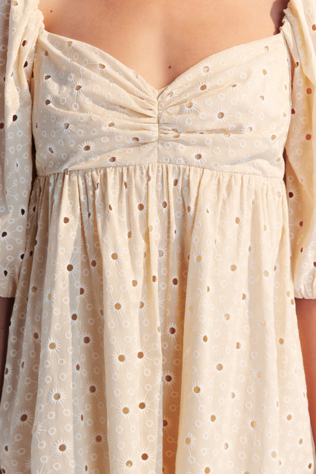 Платье baby-doll ажурное с вышивкой - цвет бежевый - 5