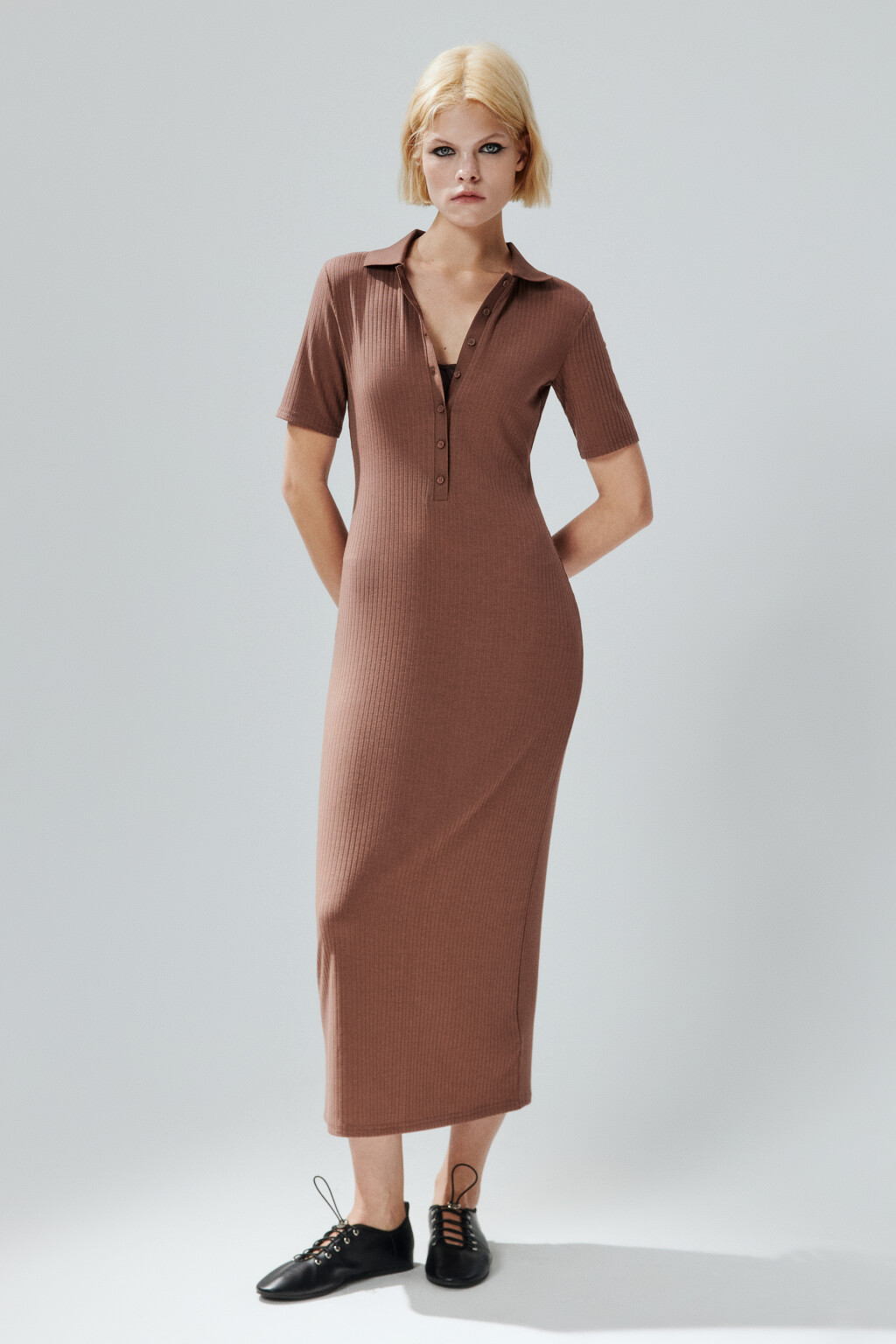 Платье-поло макси в рубчик - цвет коричневый - 4