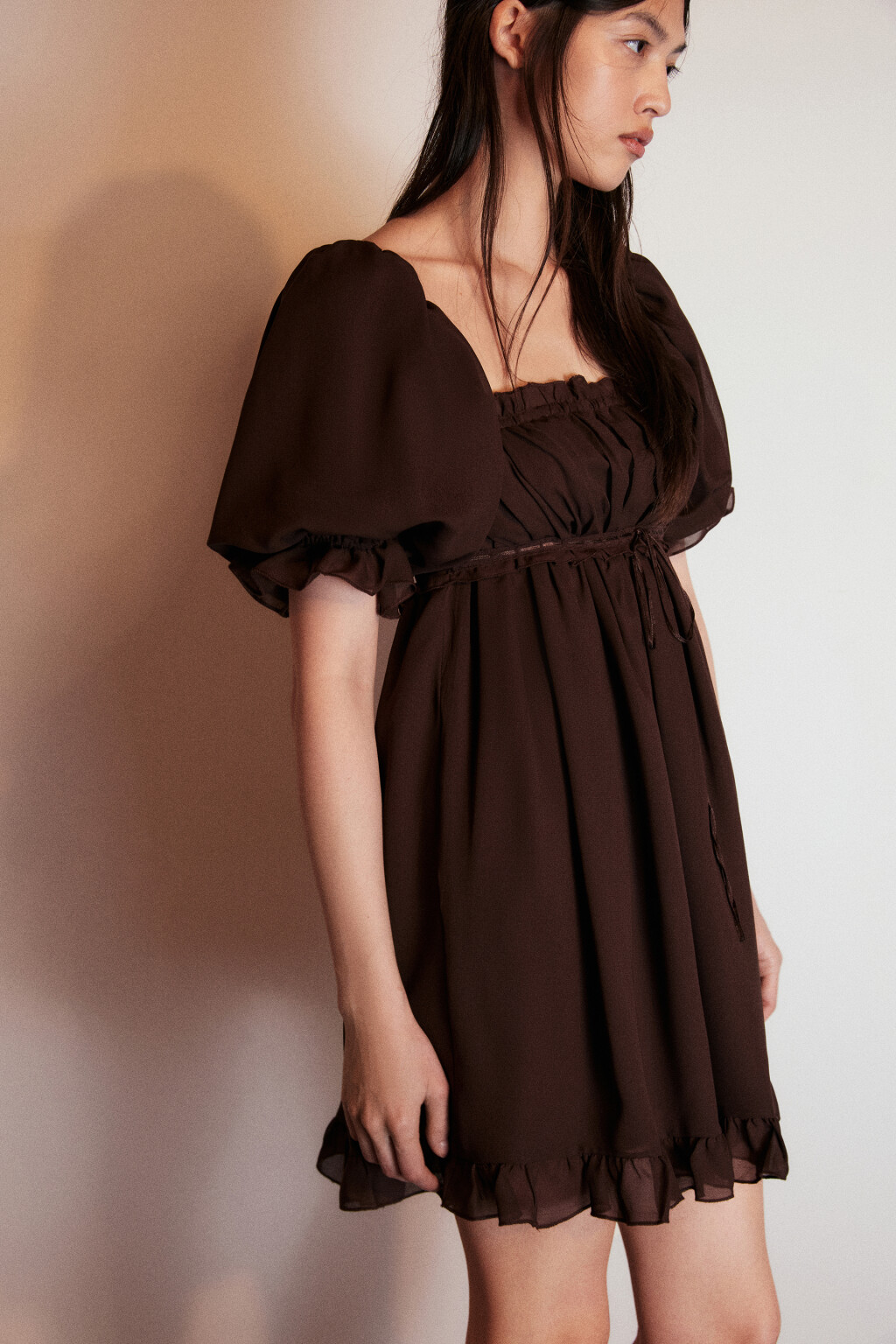 Платье мини шифоновое с оборками - цвет коричневый - 1