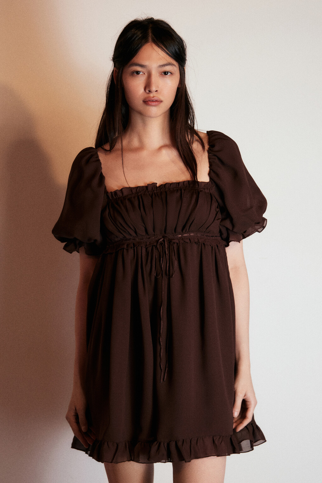 Платье мини шифоновое с оборками - цвет коричневый - 2