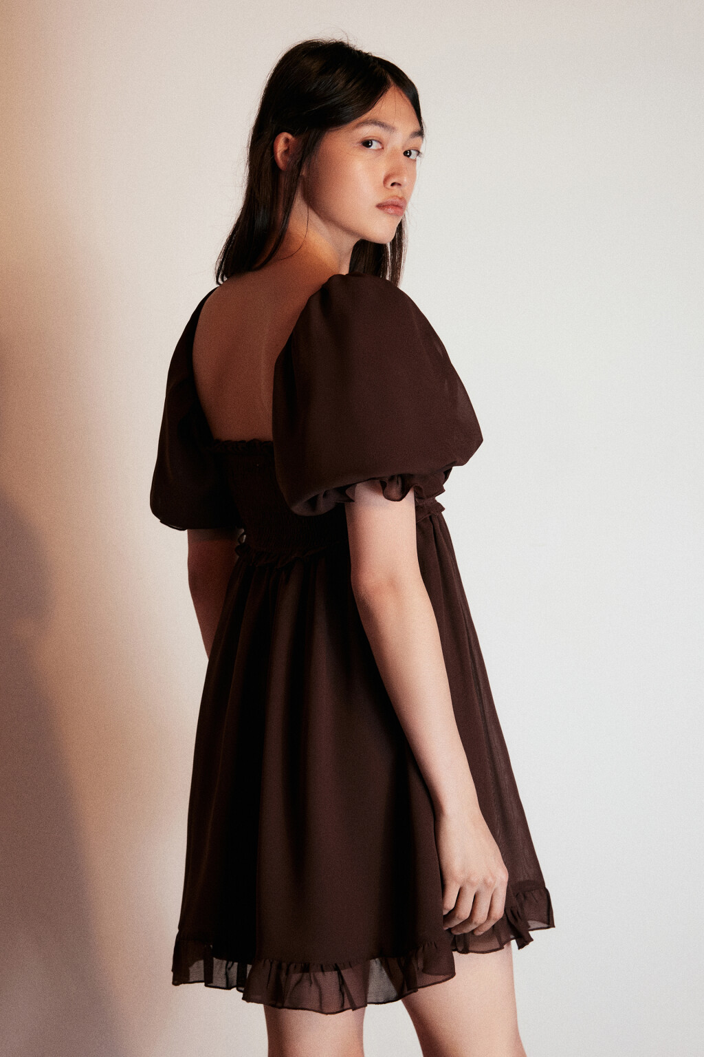 Платье мини шифоновое с оборками - цвет коричневый - 3