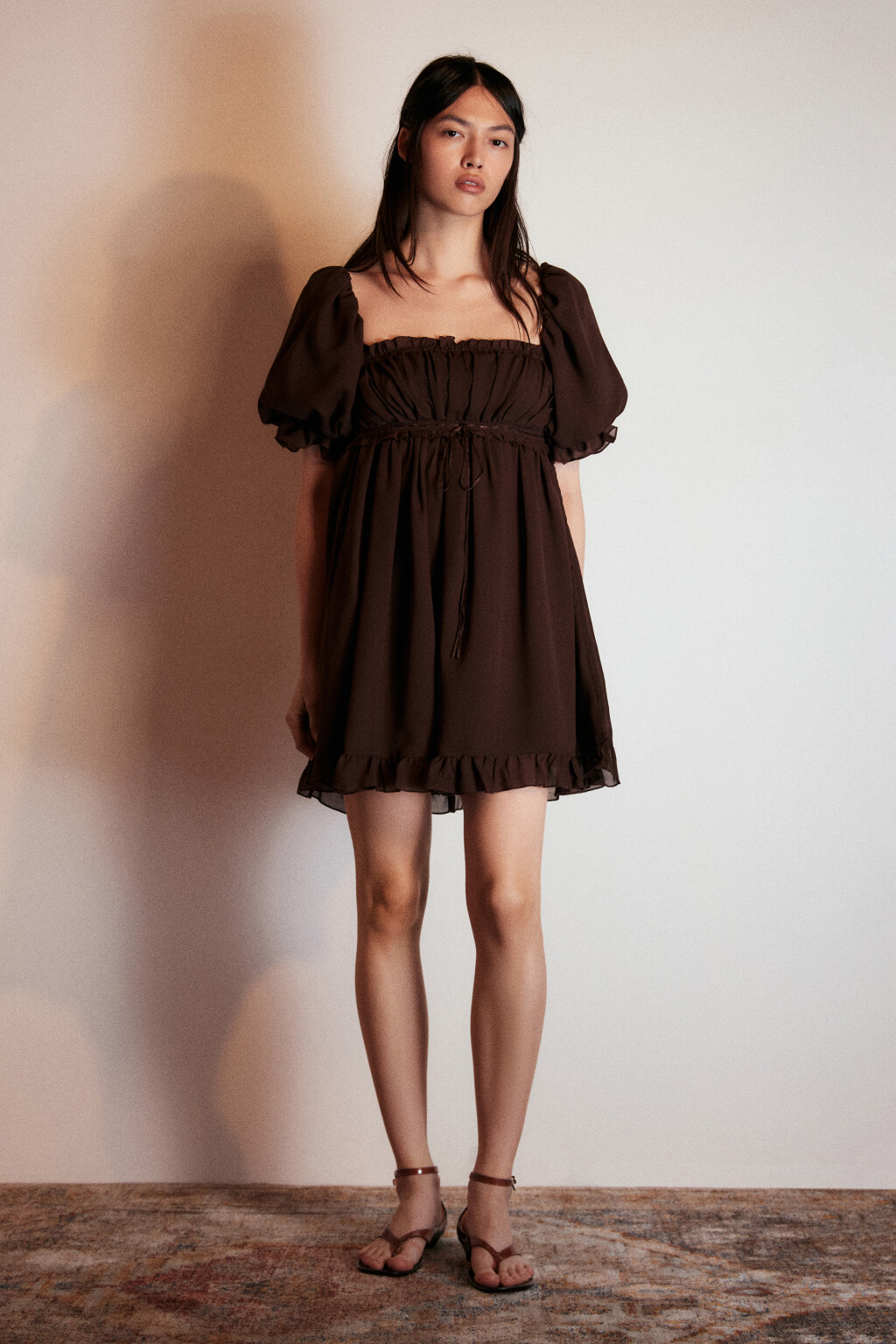 Платье мини шифоновое с оборками - цвет коричневый - 4