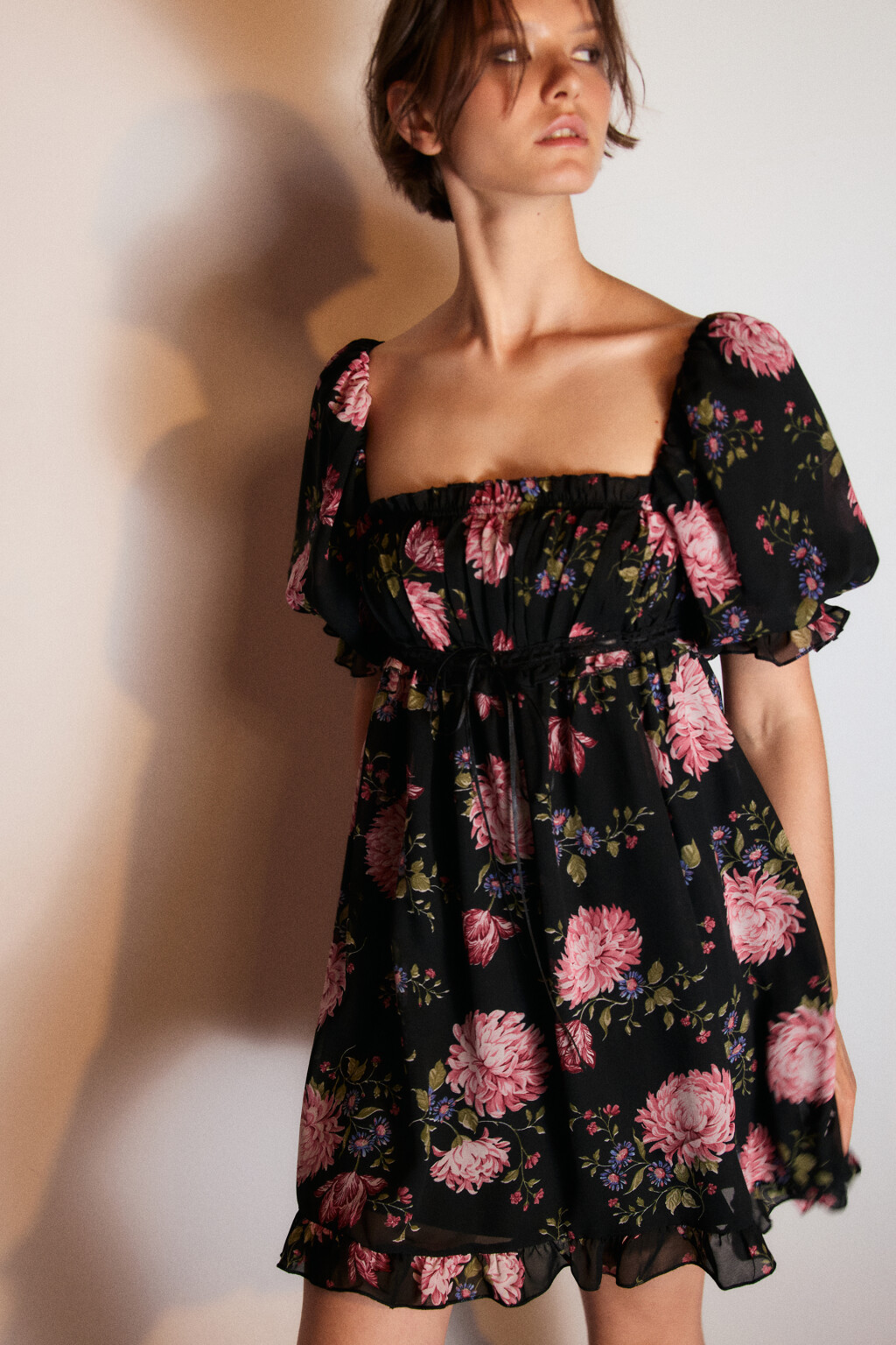 Платье мини шифоновое с оборками - цвет мультиколор - 2