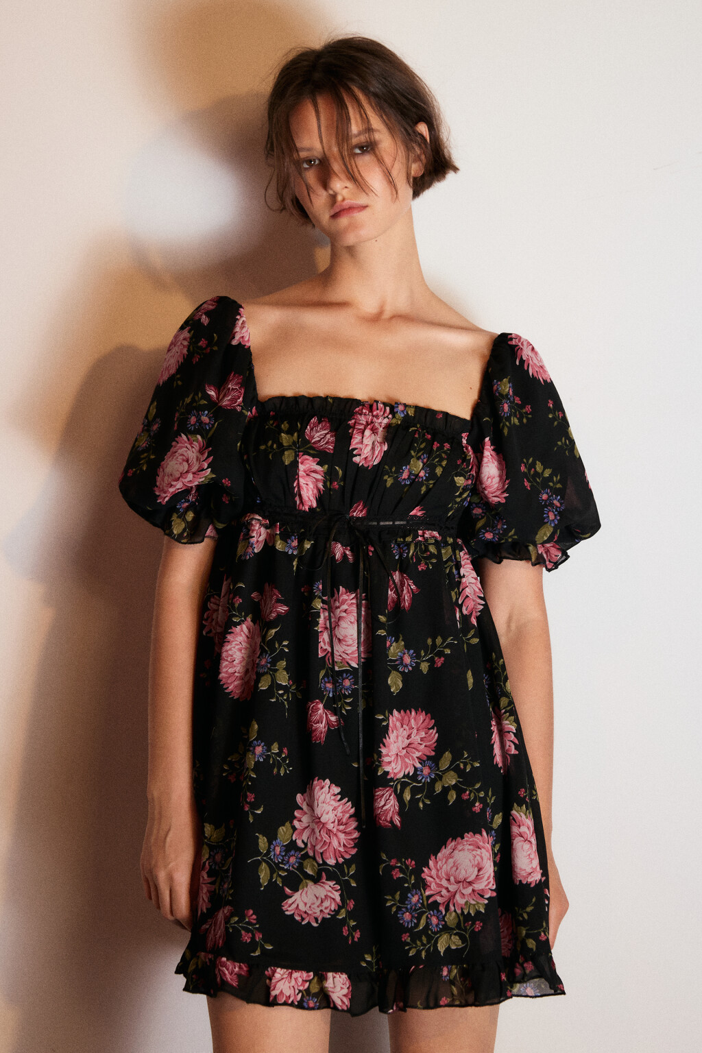 Платье мини шифоновое с оборками - цвет мультиколор - 3