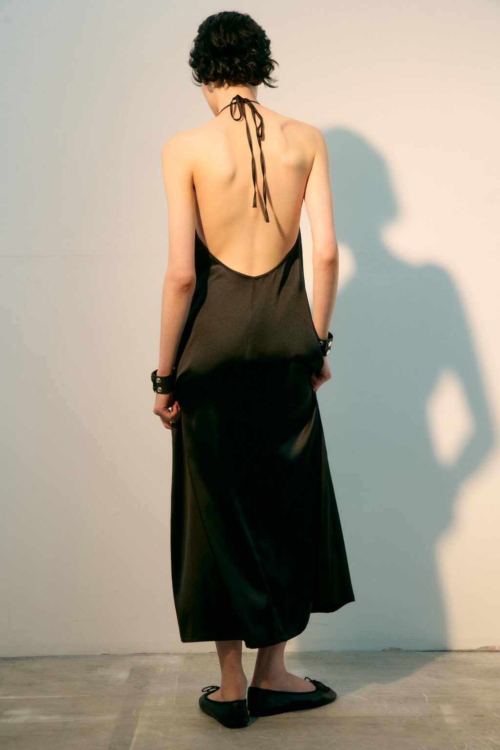 Платье-трапеция атласное с завязками - цвет черный - 1