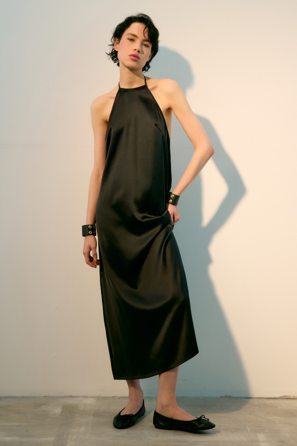 Платье-трапеция атласное с завязками - цвет черный - 2