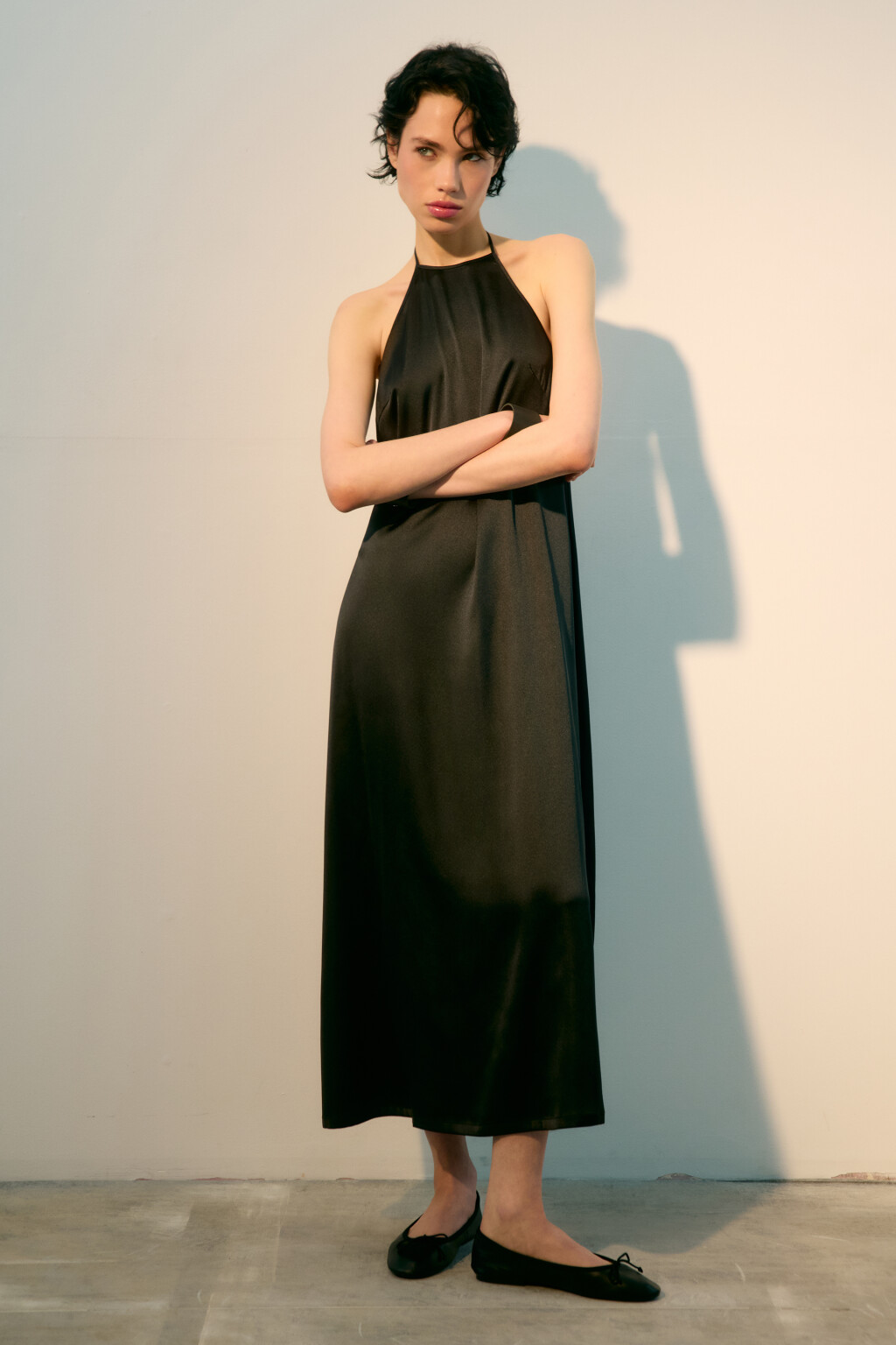 Платье-трапеция атласное с завязками - цвет черный - 4