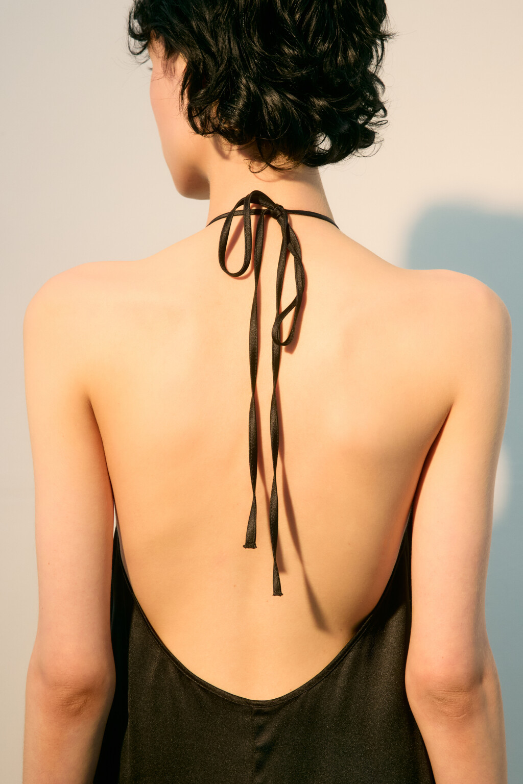 Платье-трапеция атласное с завязками - цвет черный - 6