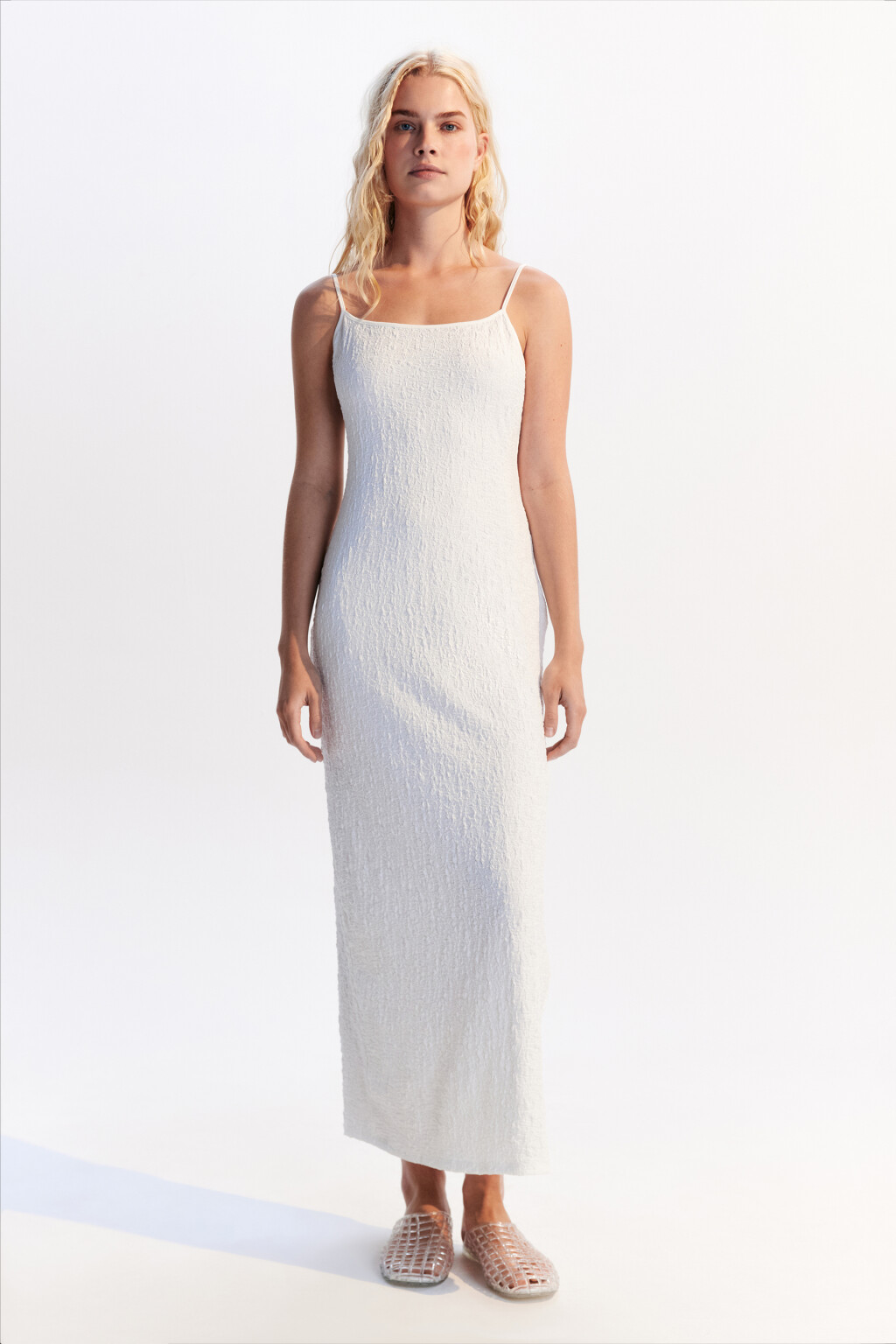 Платье-футляр макси из жатой ткани - цвет белый - 3