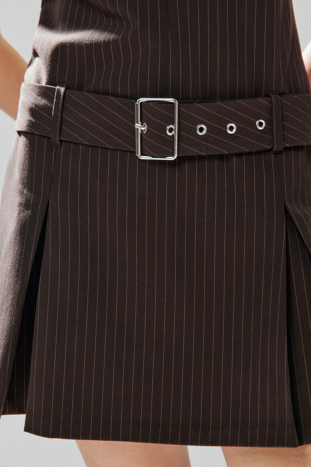 Платье-сарафан костюмное с ремнем - цвет коричневый - 5