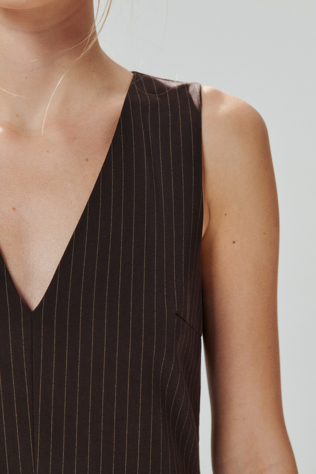 Платье-сарафан костюмное с ремнем - цвет коричневый - 6