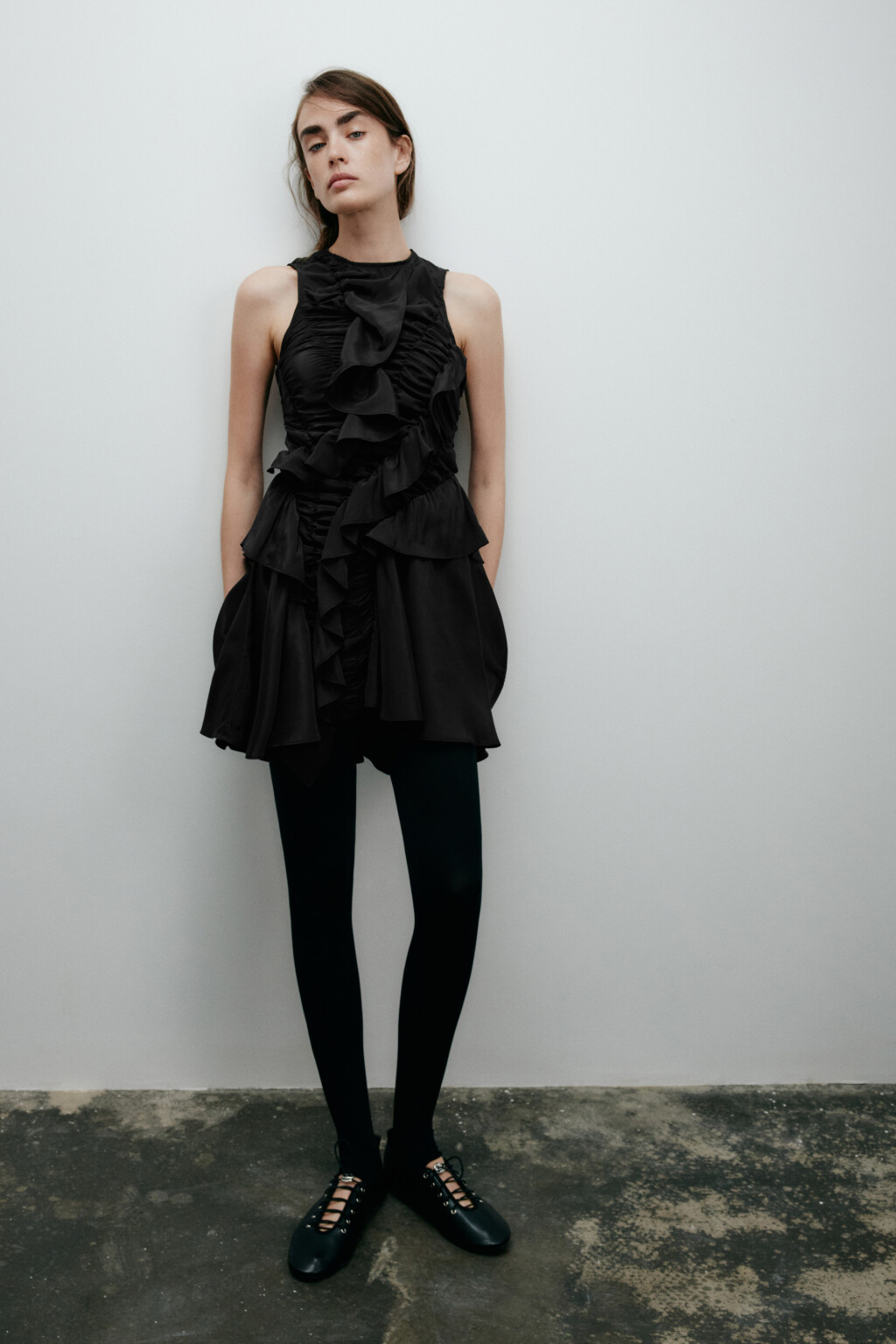 Платье мини с асимметричными воланами - цвет черный - 2