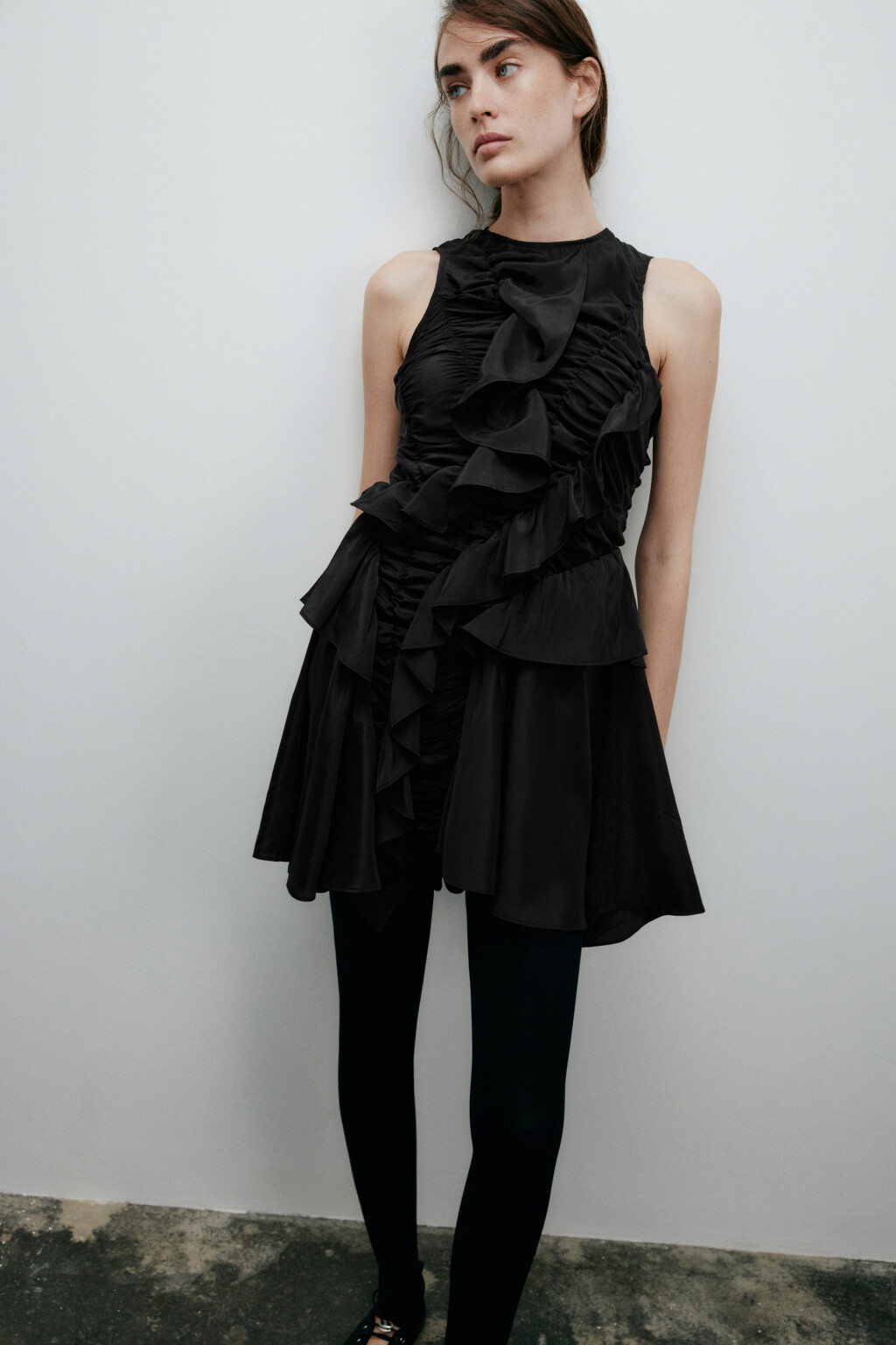 Платье мини с асимметричными воланами - цвет черный - 3
