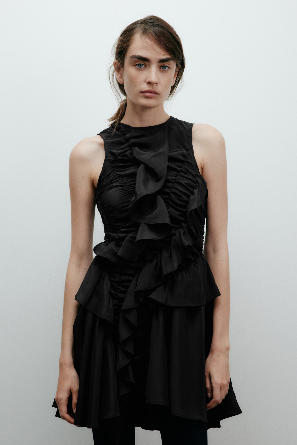 Платье мини с асимметричными воланами - цвет черный - 4