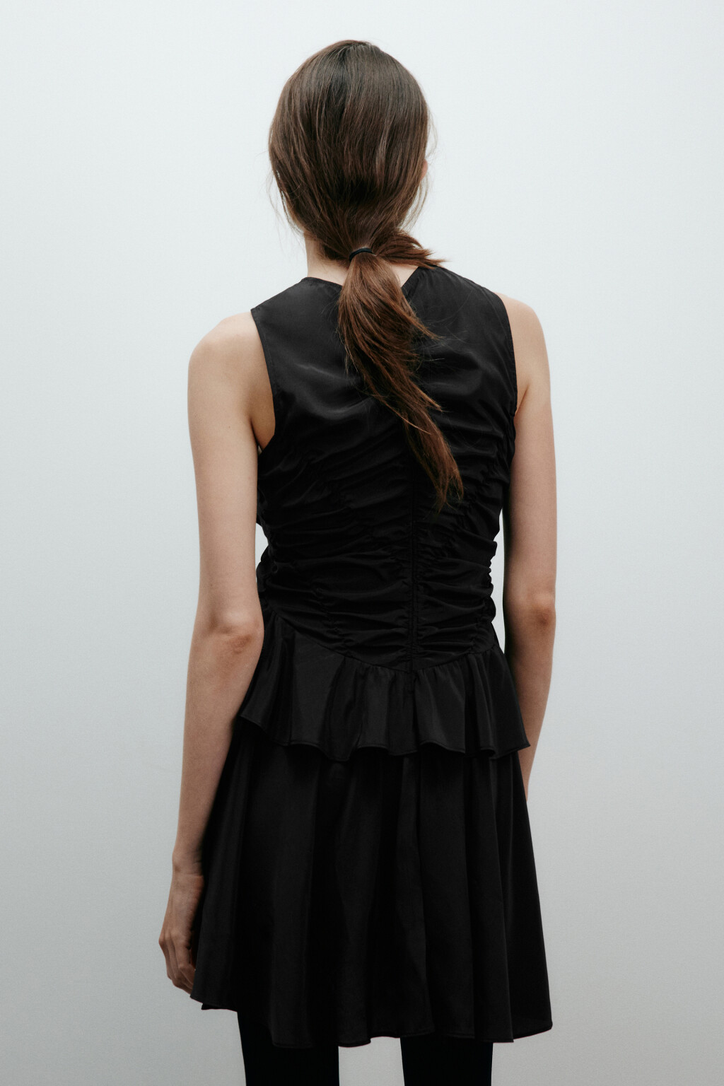 Платье мини с асимметричными воланами - цвет черный - 5