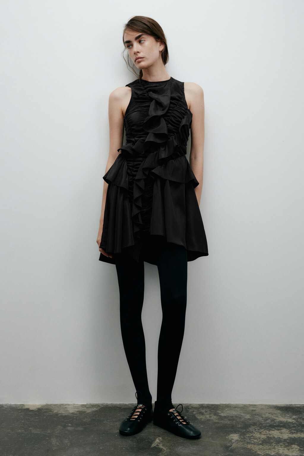 Платье мини с асимметричными воланами - цвет черный - 6