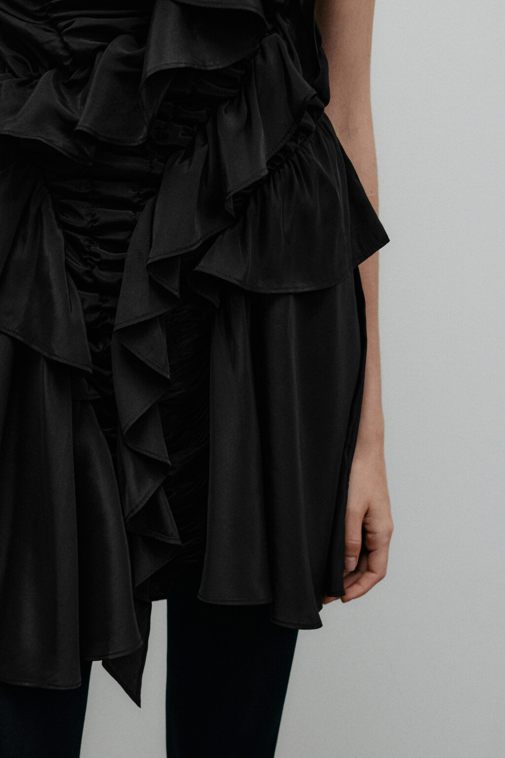 Платье мини с асимметричными воланами - цвет черный - 8