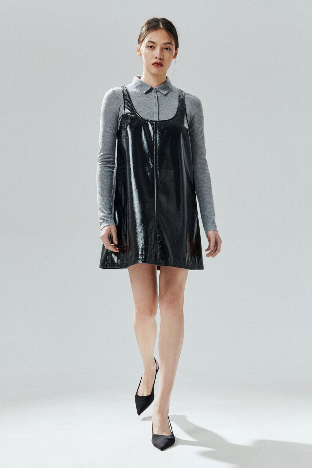 Платье-сарафан мини лаковое - цвет черный - 3