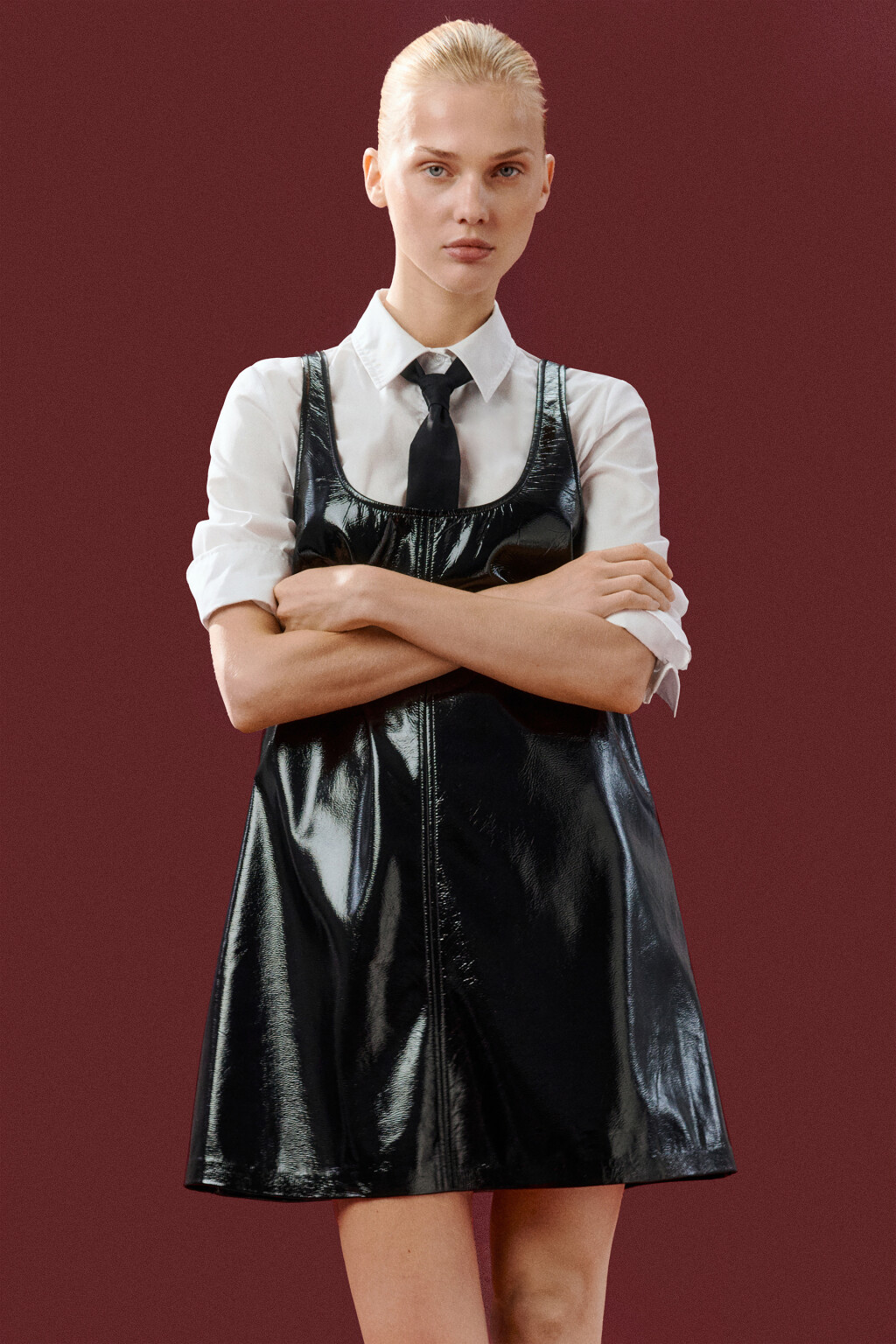 Платье-сарафан мини лаковое - цвет черный - 2