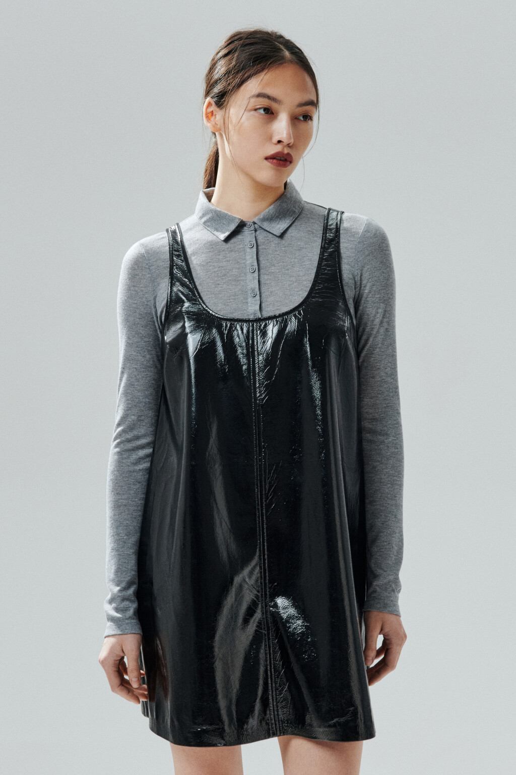 Платье-сарафан мини лаковое - цвет черный - 4