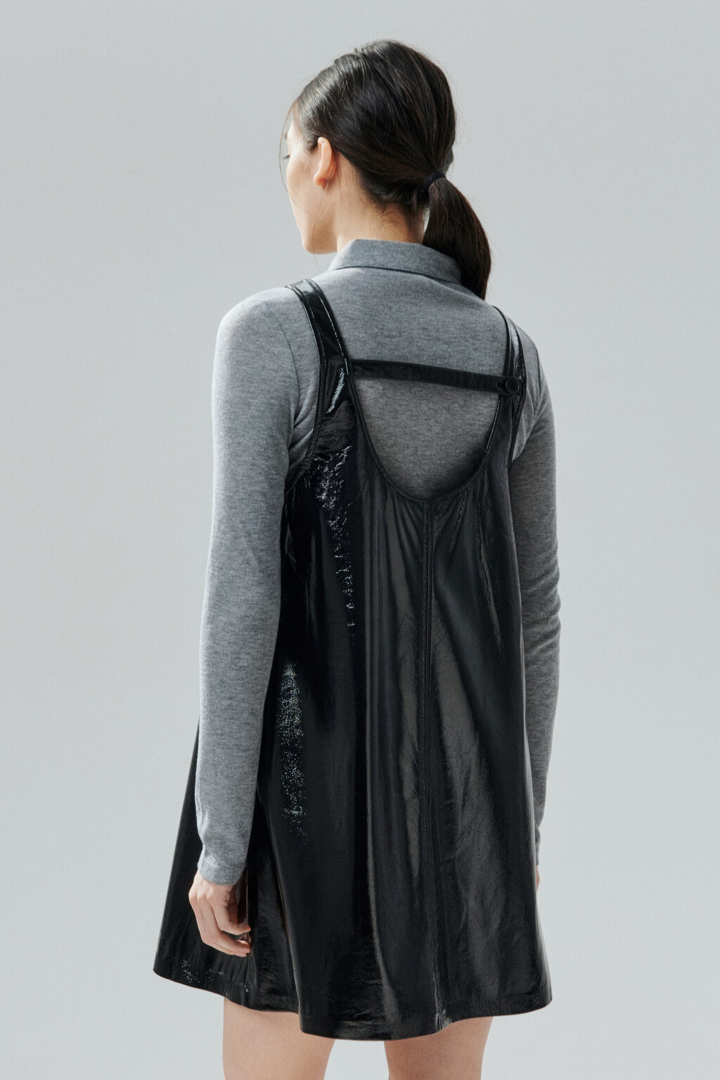 Платье-сарафан мини лаковое - цвет черный - 5