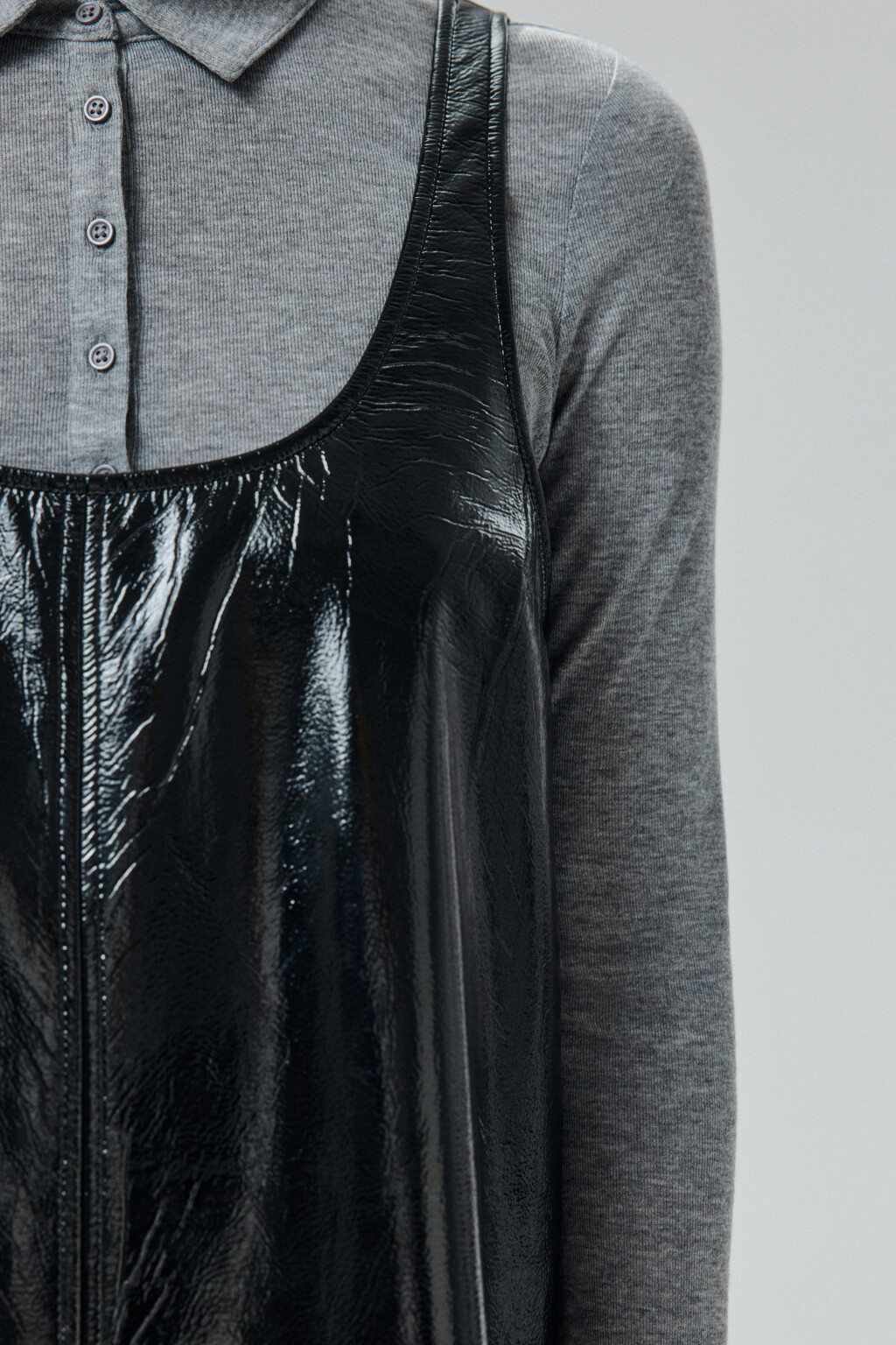 Платье-сарафан мини лаковое - цвет черный - 7