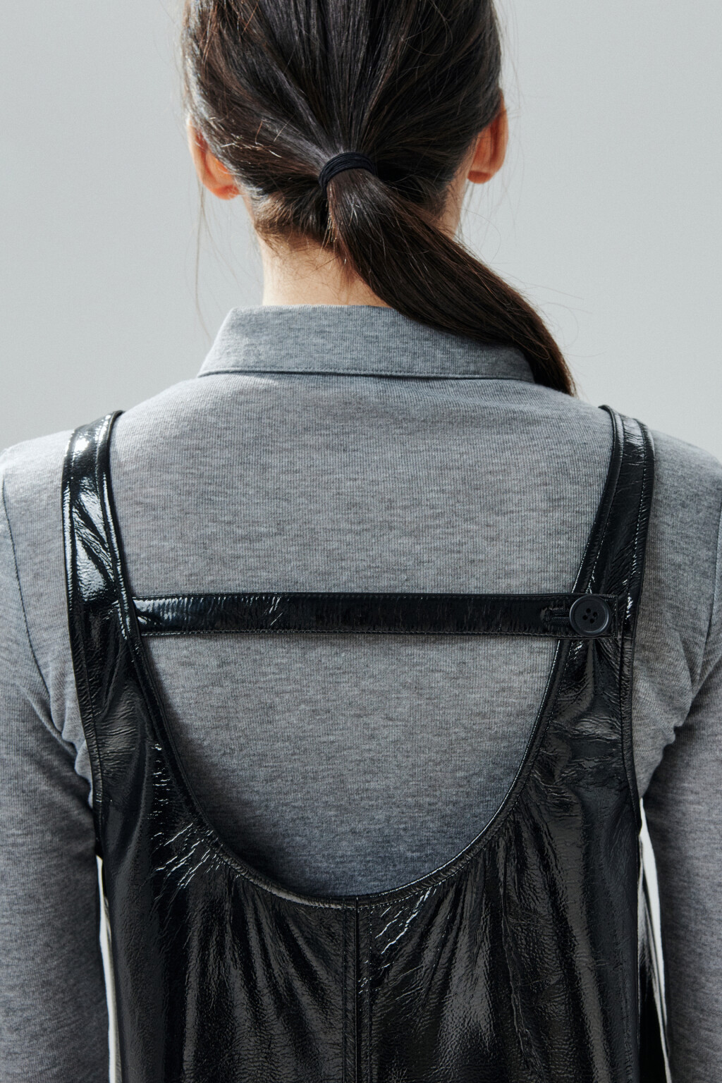 Платье-сарафан мини лаковое - цвет черный - 8