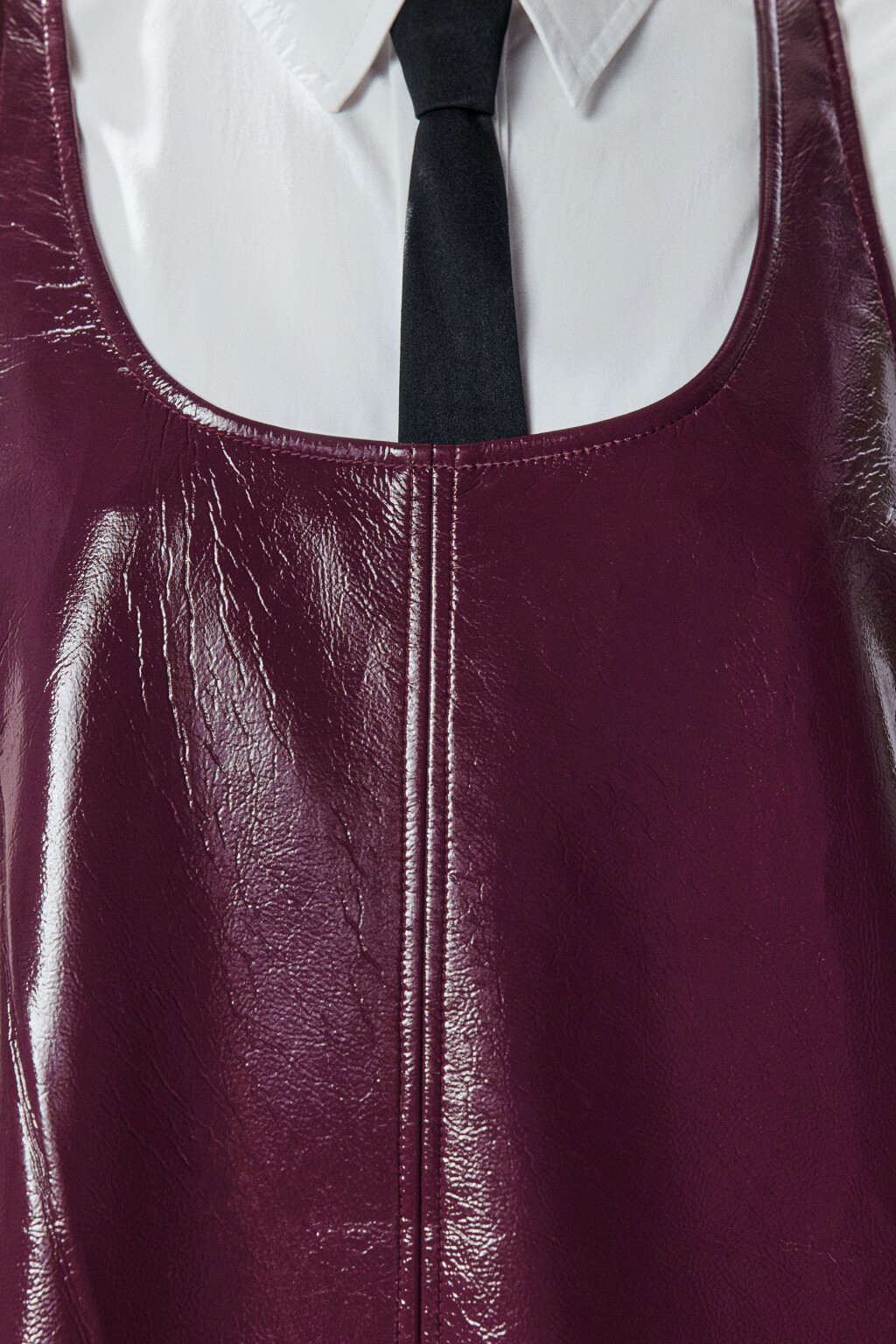 Платье-сарафан мини лаковое - цвет бордовый - 6