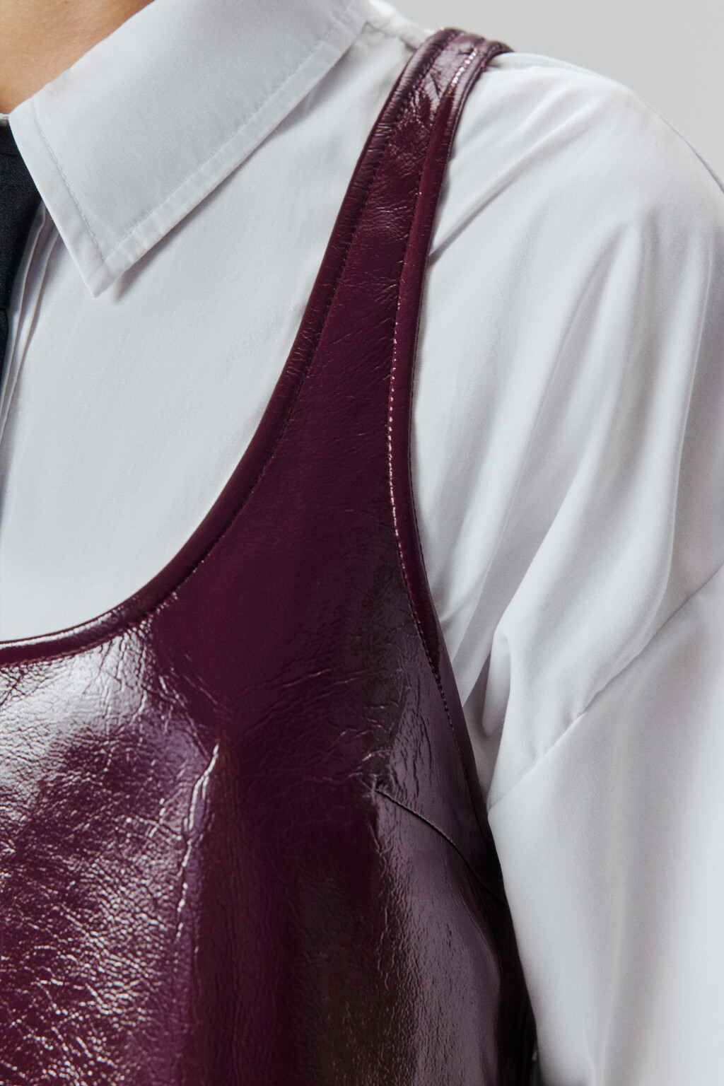 Платье-сарафан мини лаковое - цвет бордовый - 7