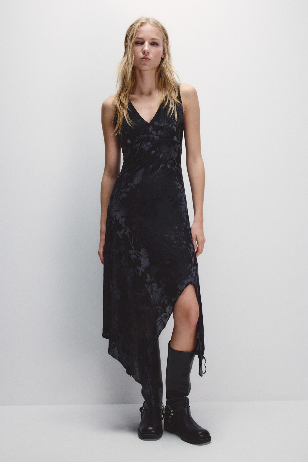 Платье асимметричное с бархатным принтом - цвет черный - 3