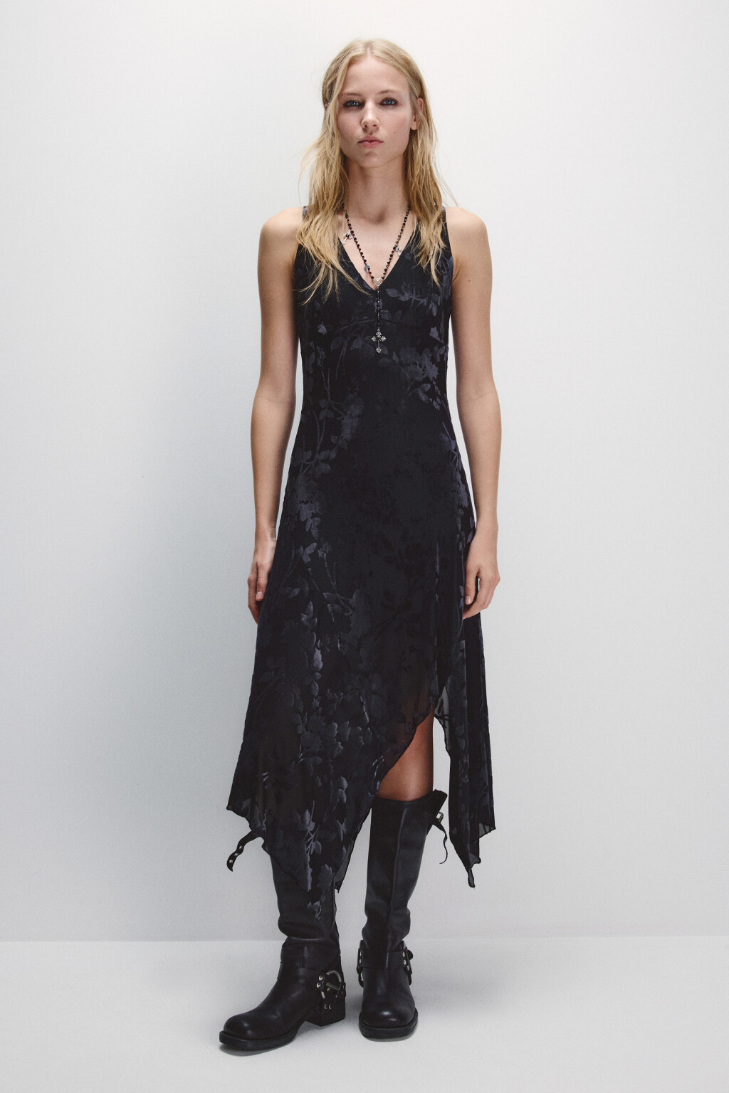 Платье асимметричное с бархатным принтом - цвет черный - 5