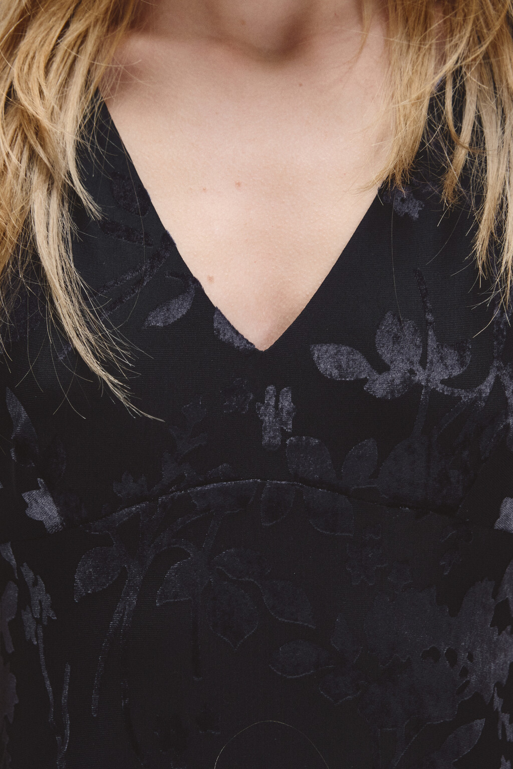 Платье асимметричное с бархатным принтом - цвет черный - 6