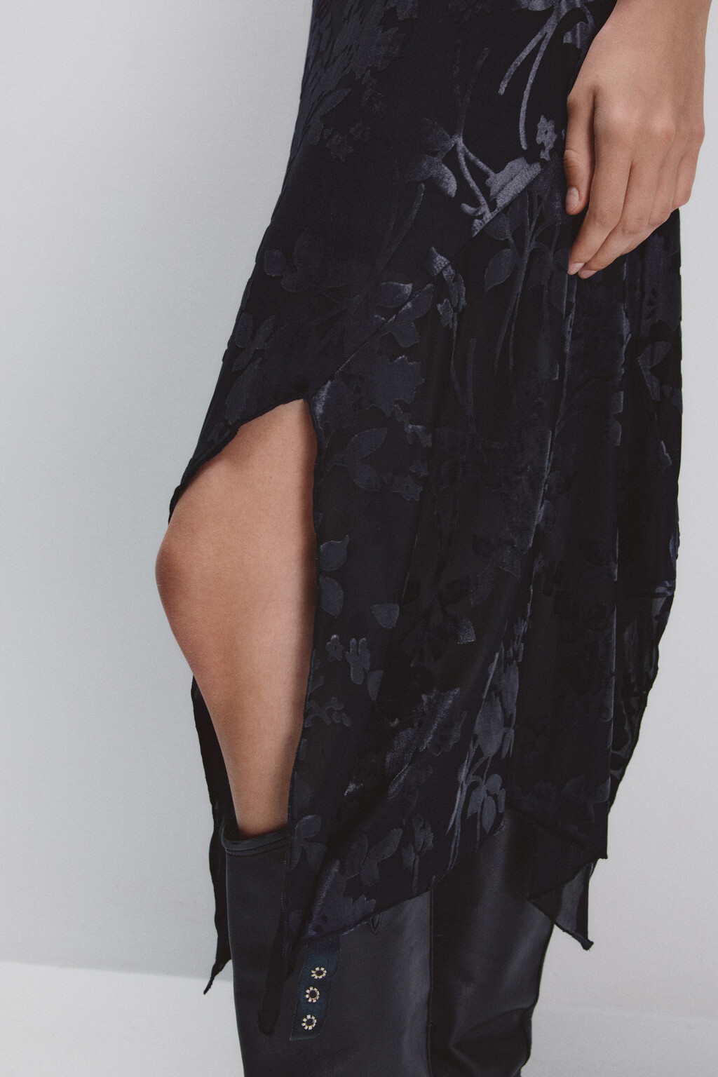 Платье асимметричное с бархатным принтом - цвет черный - 7