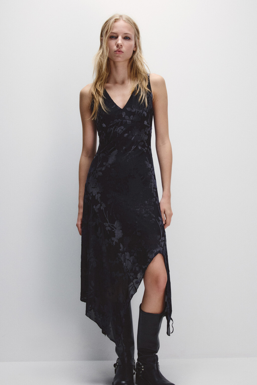 Платье асимметричное с бархатным принтом - цвет черный - 8