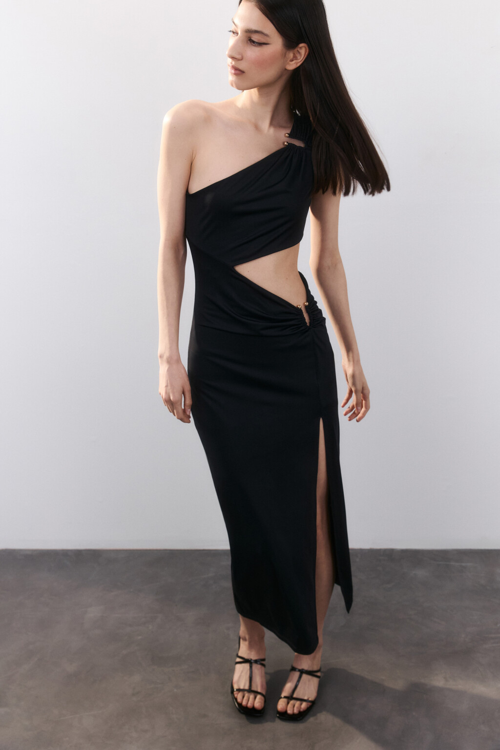 Платье макси с драпировками и вырезами - цвет черный - 1