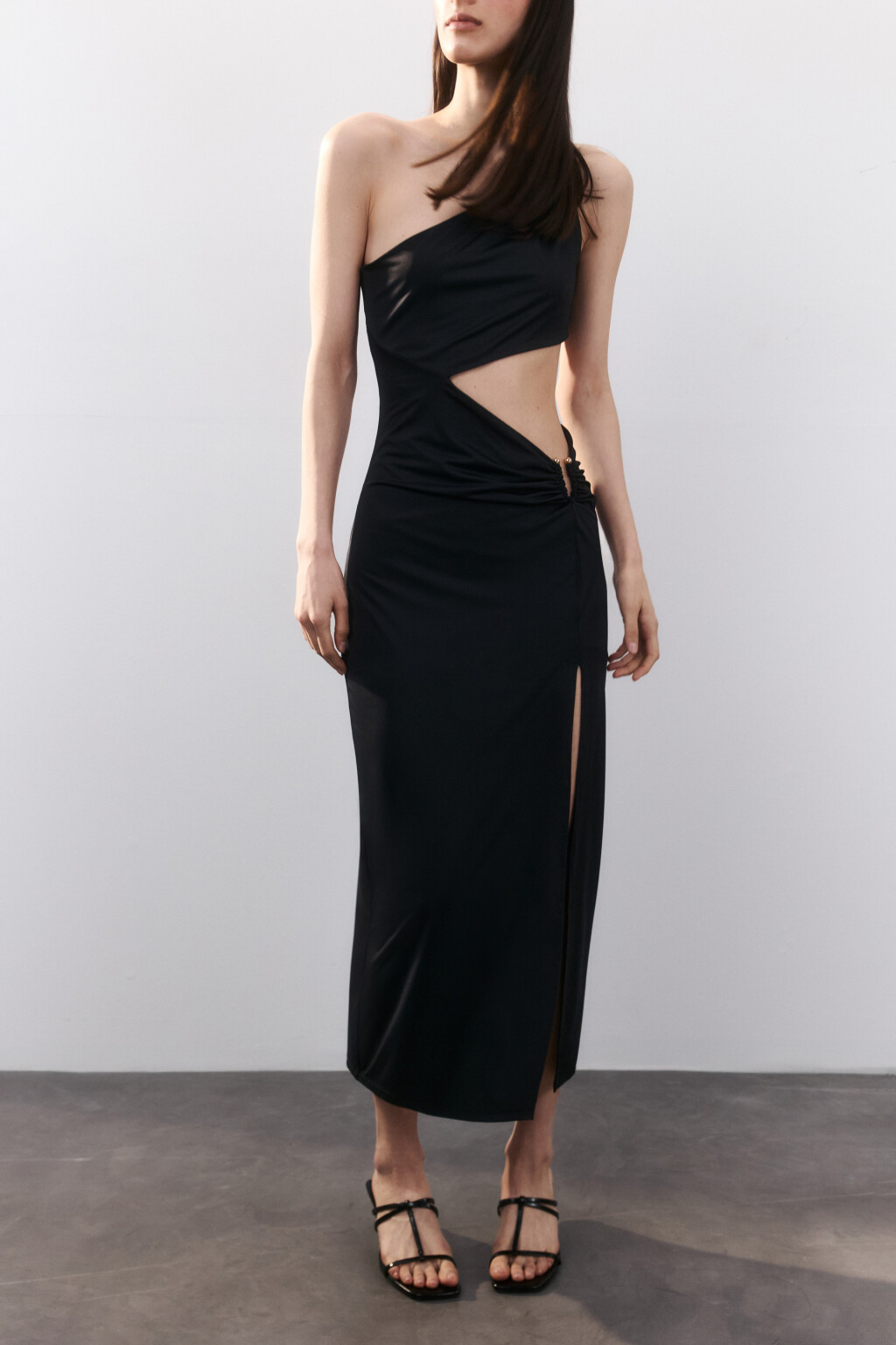 Платье макси с драпировками и вырезами - цвет черный - 2