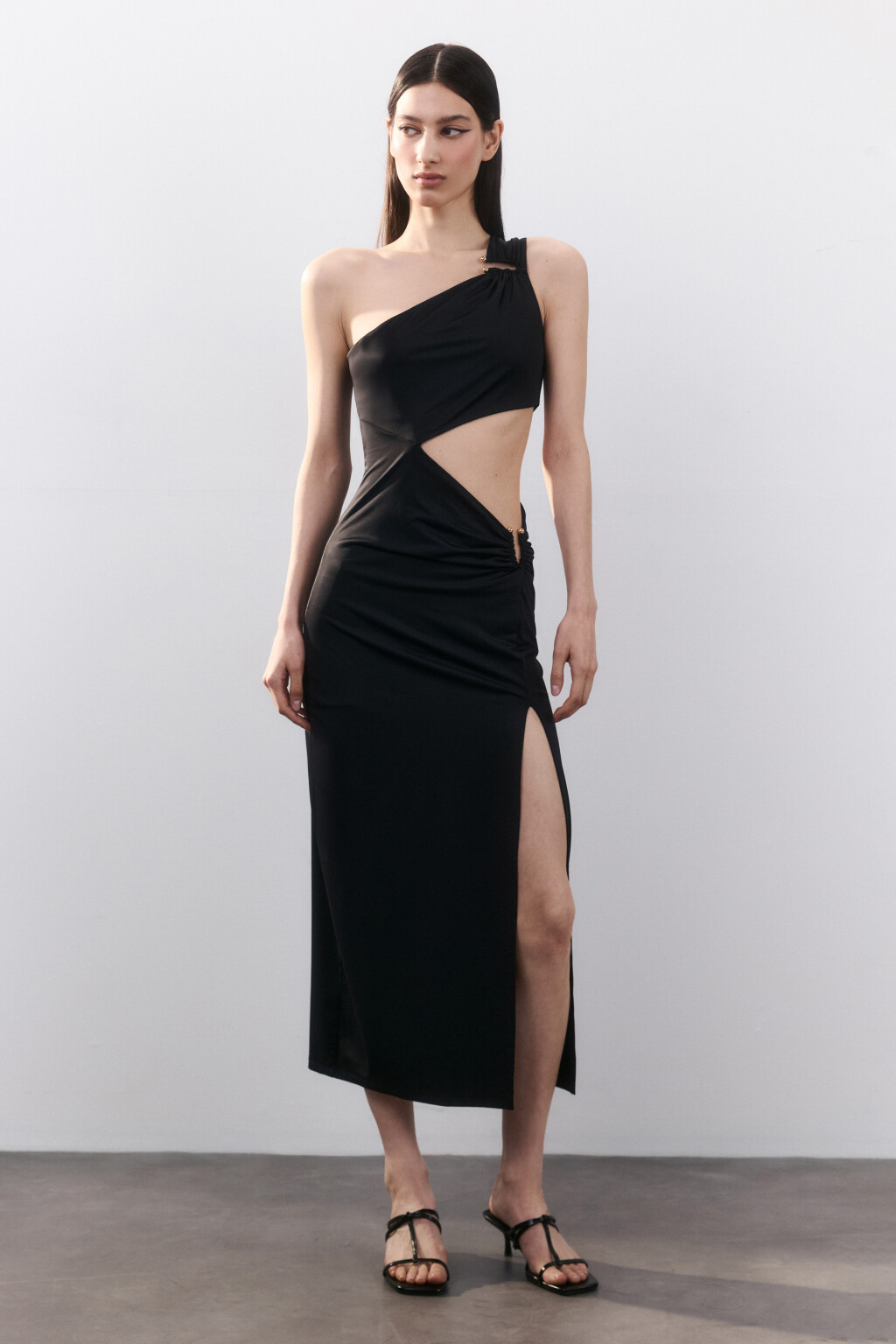 Платье макси с драпировками и вырезами - цвет черный - 4