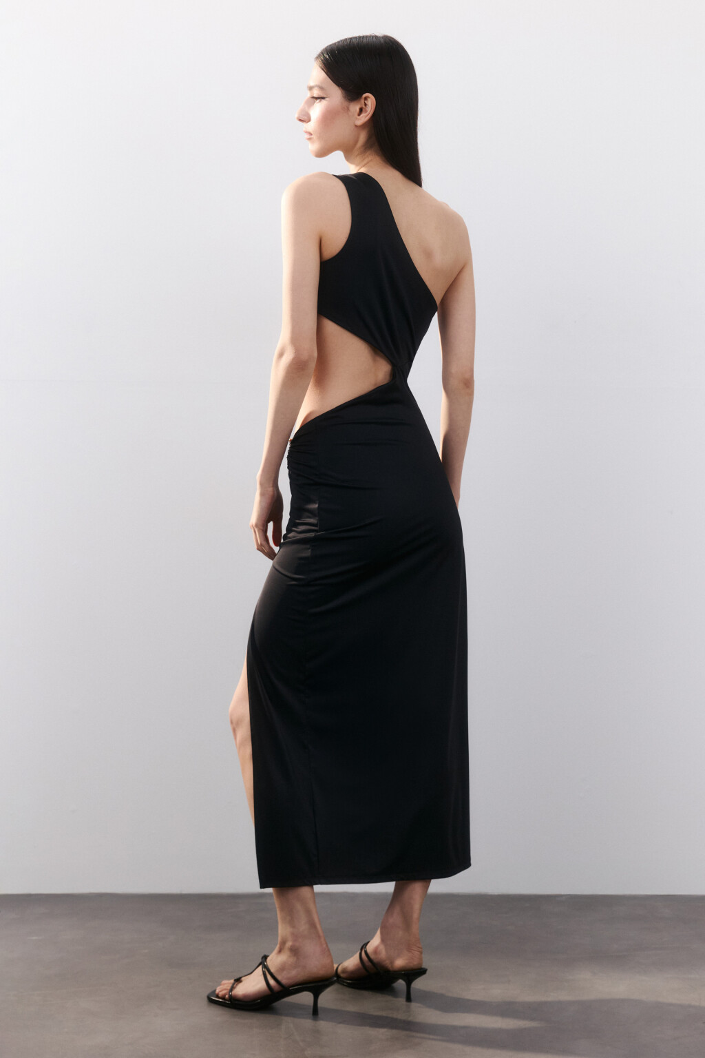 Платье макси с драпировками и вырезами - цвет черный - 5