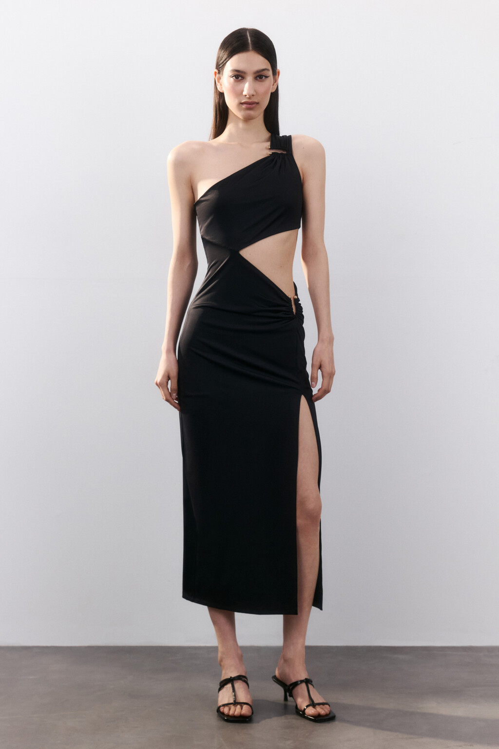 Платье макси с драпировками и вырезами - цвет черный - 6