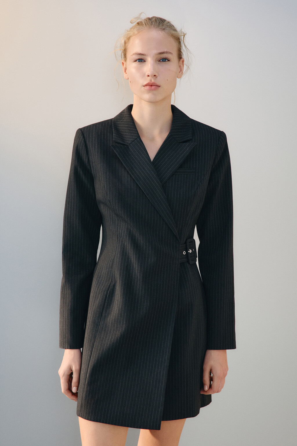 Платье-пиджак мини с ремешком - цвет серый - 2