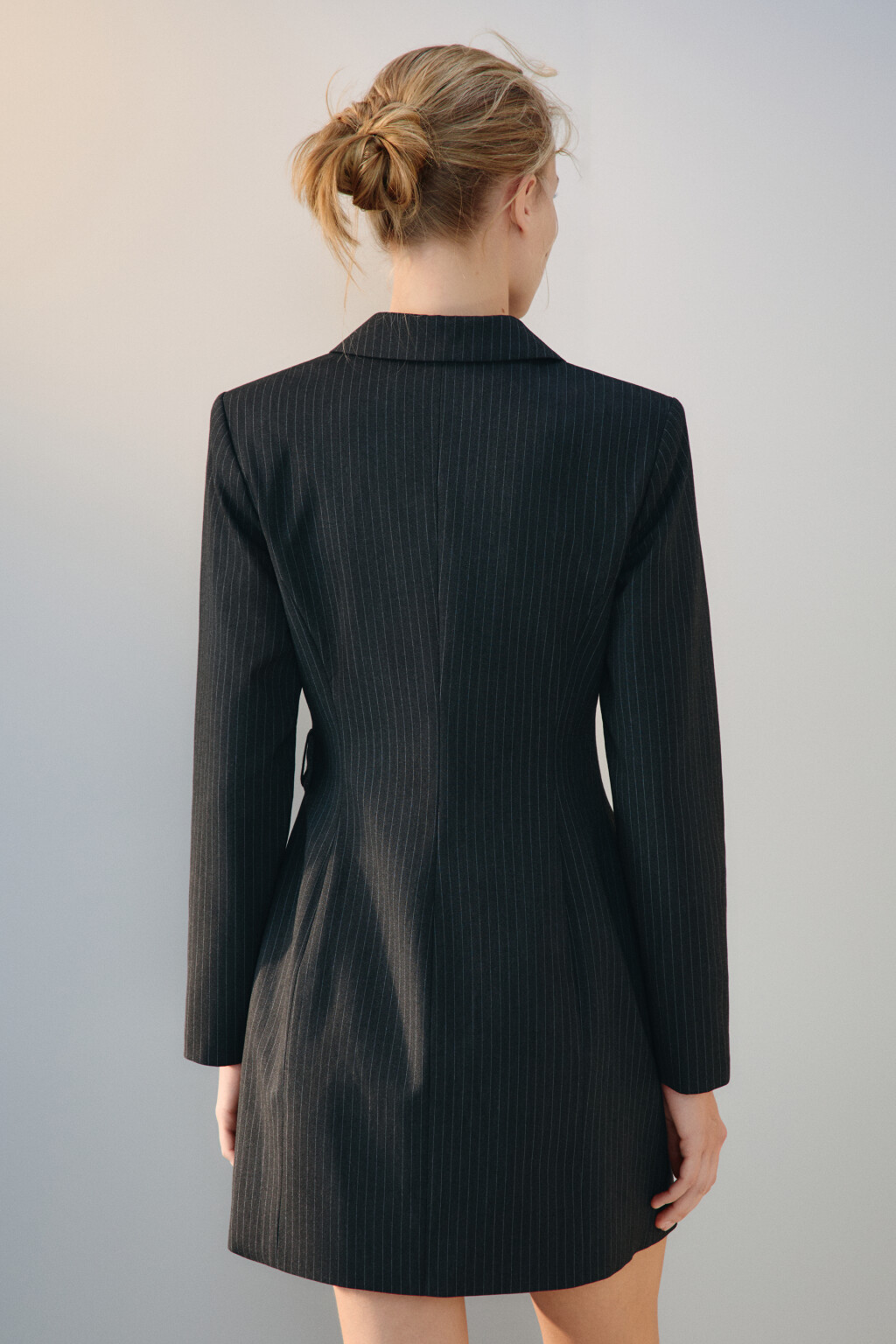 Платье-пиджак мини с ремешком - цвет серый - 3