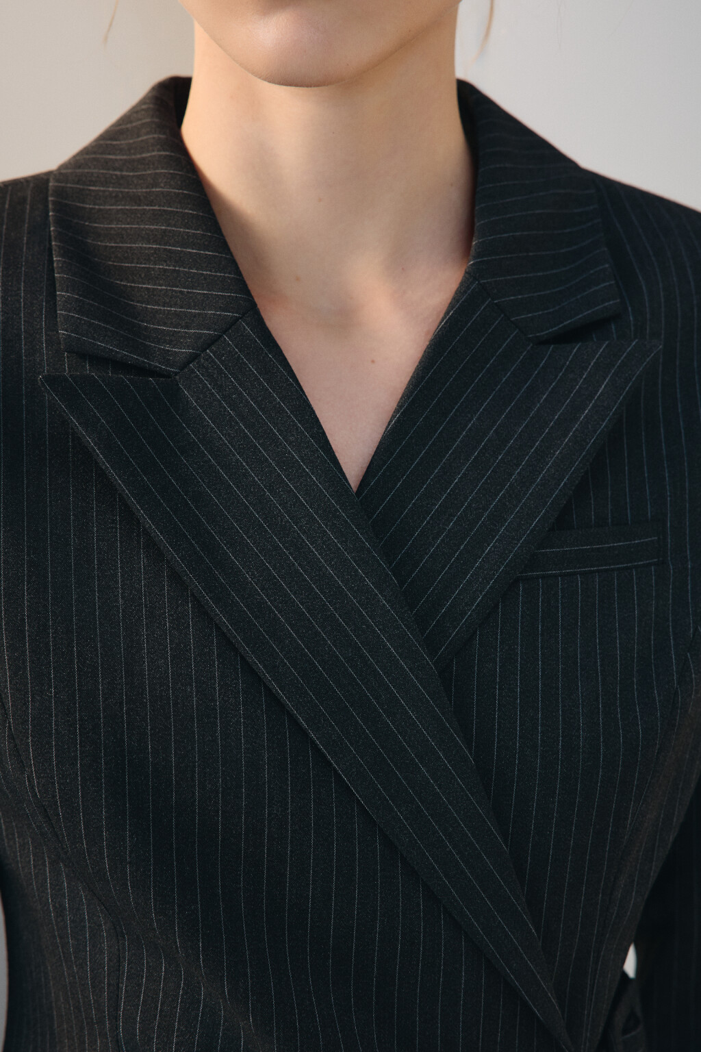 Платье-пиджак мини с ремешком - цвет серый - 5