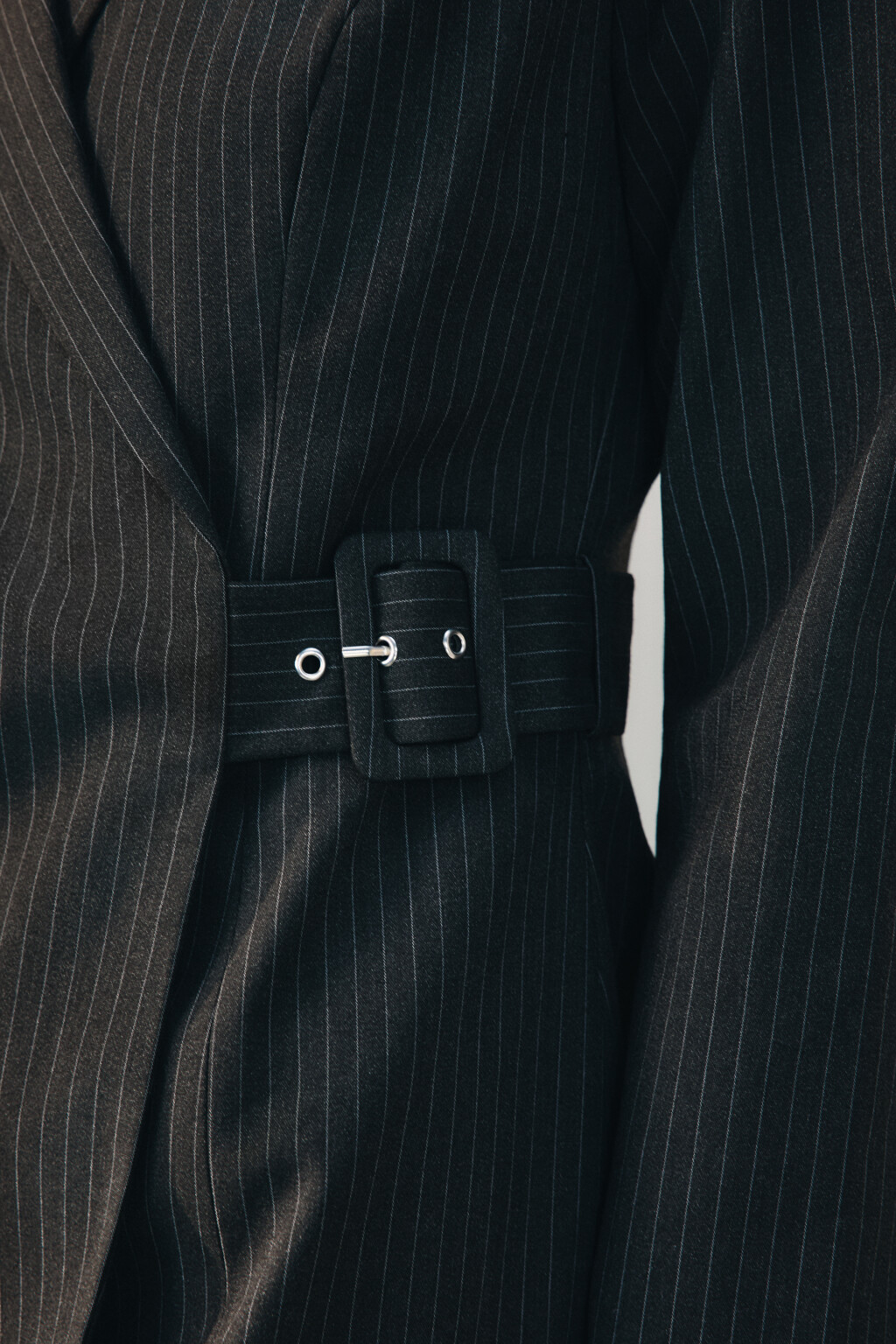 Платье-пиджак мини с ремешком - цвет серый - 6