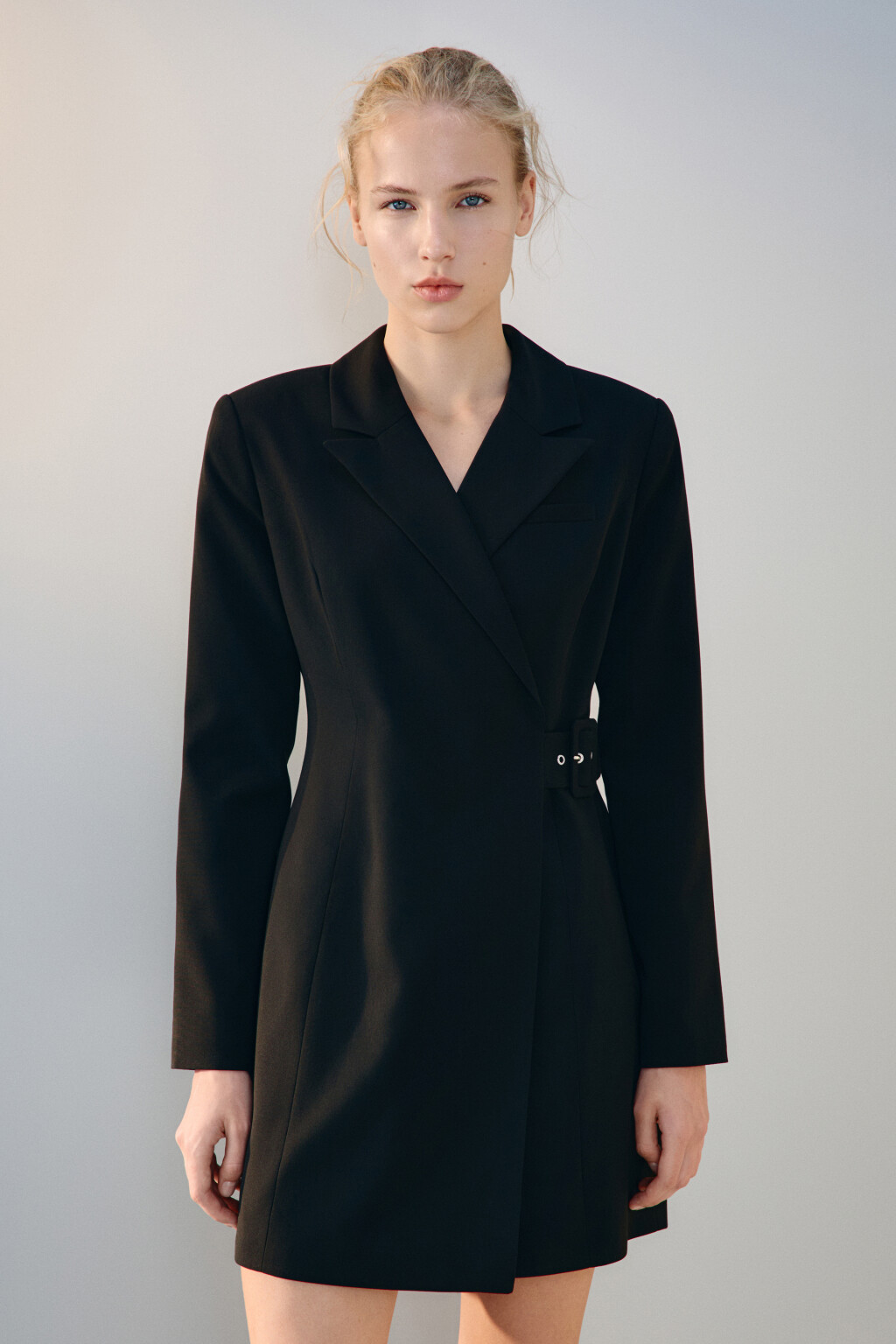 Платье-пиджак мини с ремешком - цвет черный - 2