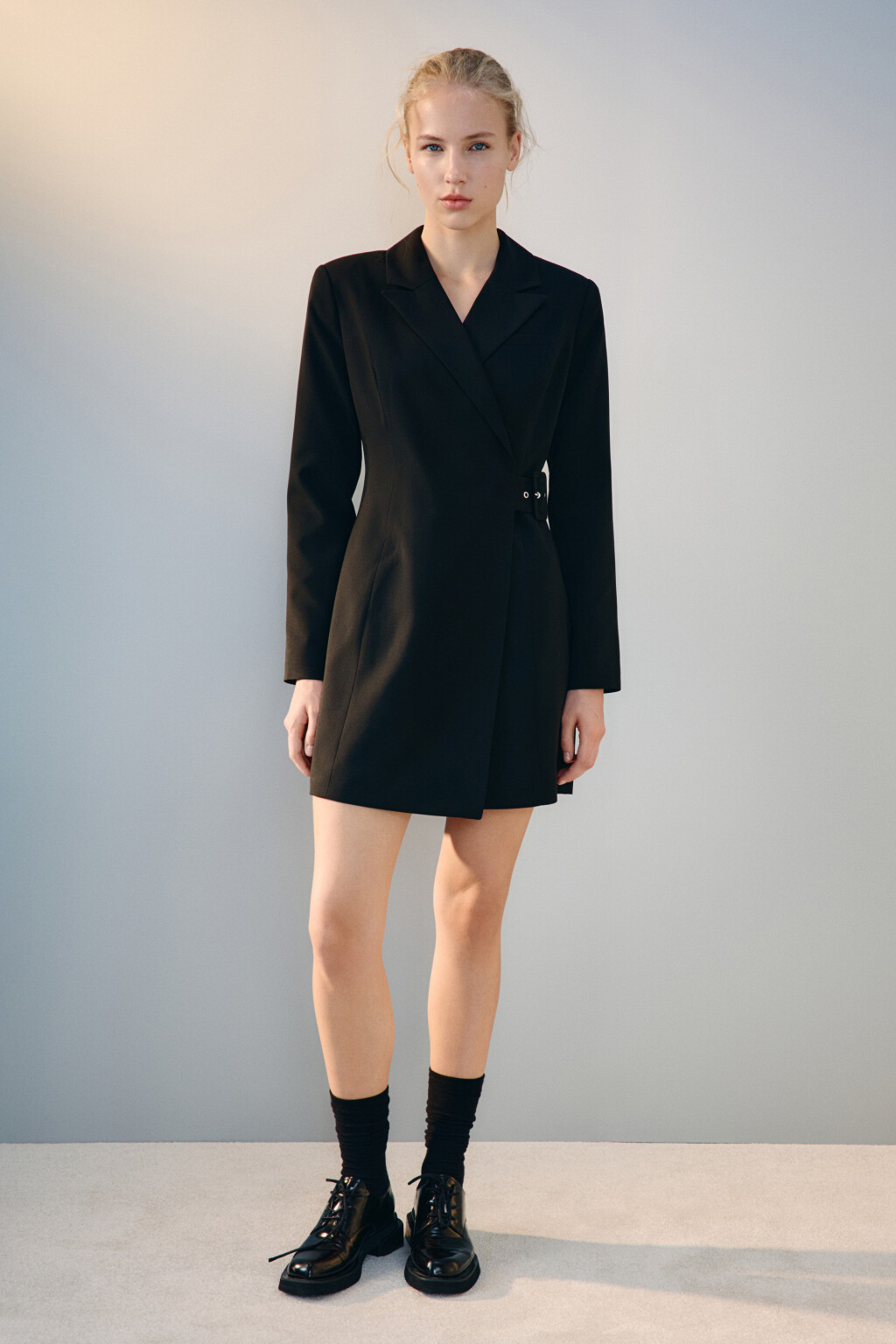 Платье-пиджак мини с ремешком - цвет черный - 4
