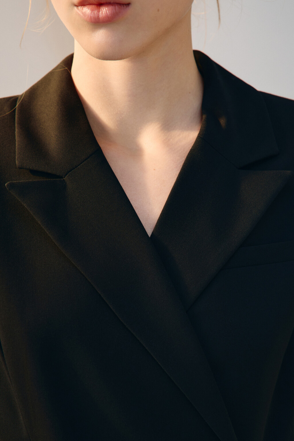 Платье-пиджак мини с ремешком - цвет черный - 5