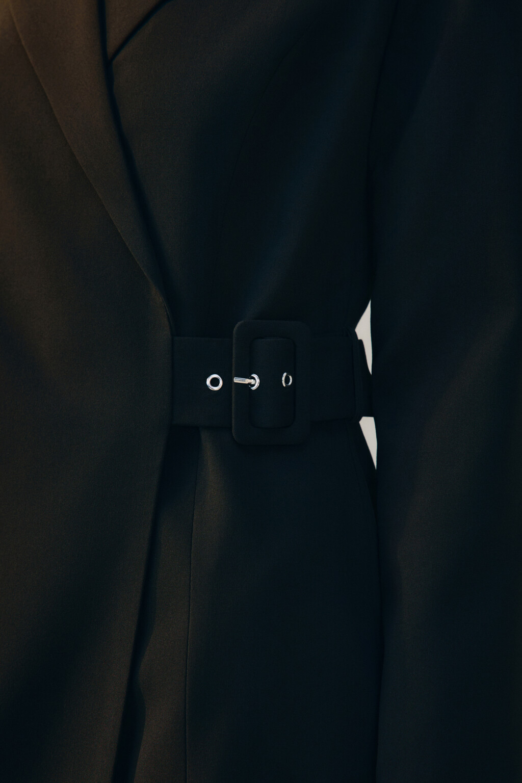 Платье-пиджак мини с ремешком - цвет черный - 6